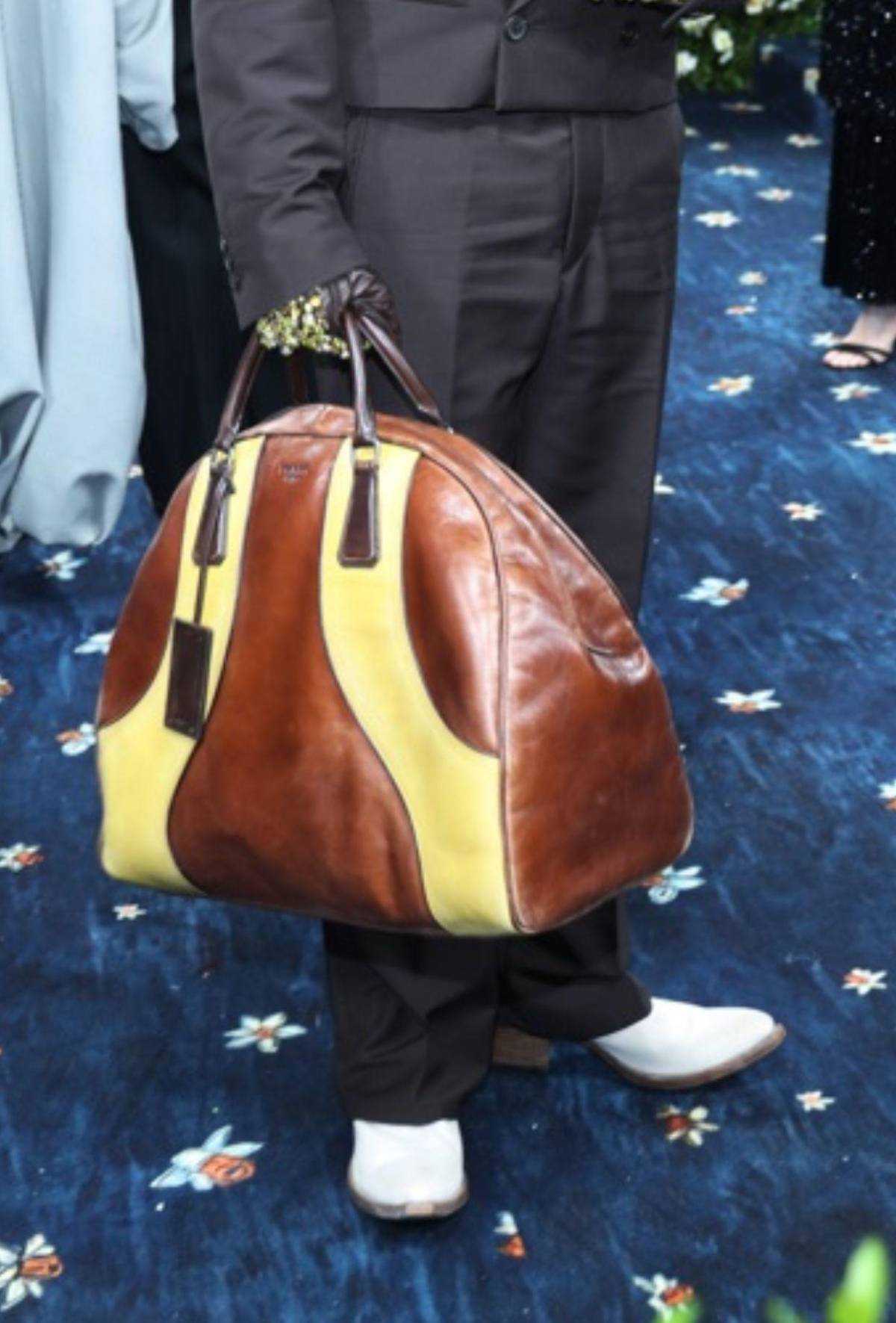 Así lució Bad Bunny en la Met Gala 2025: su sombrero y guantes se robaron el show