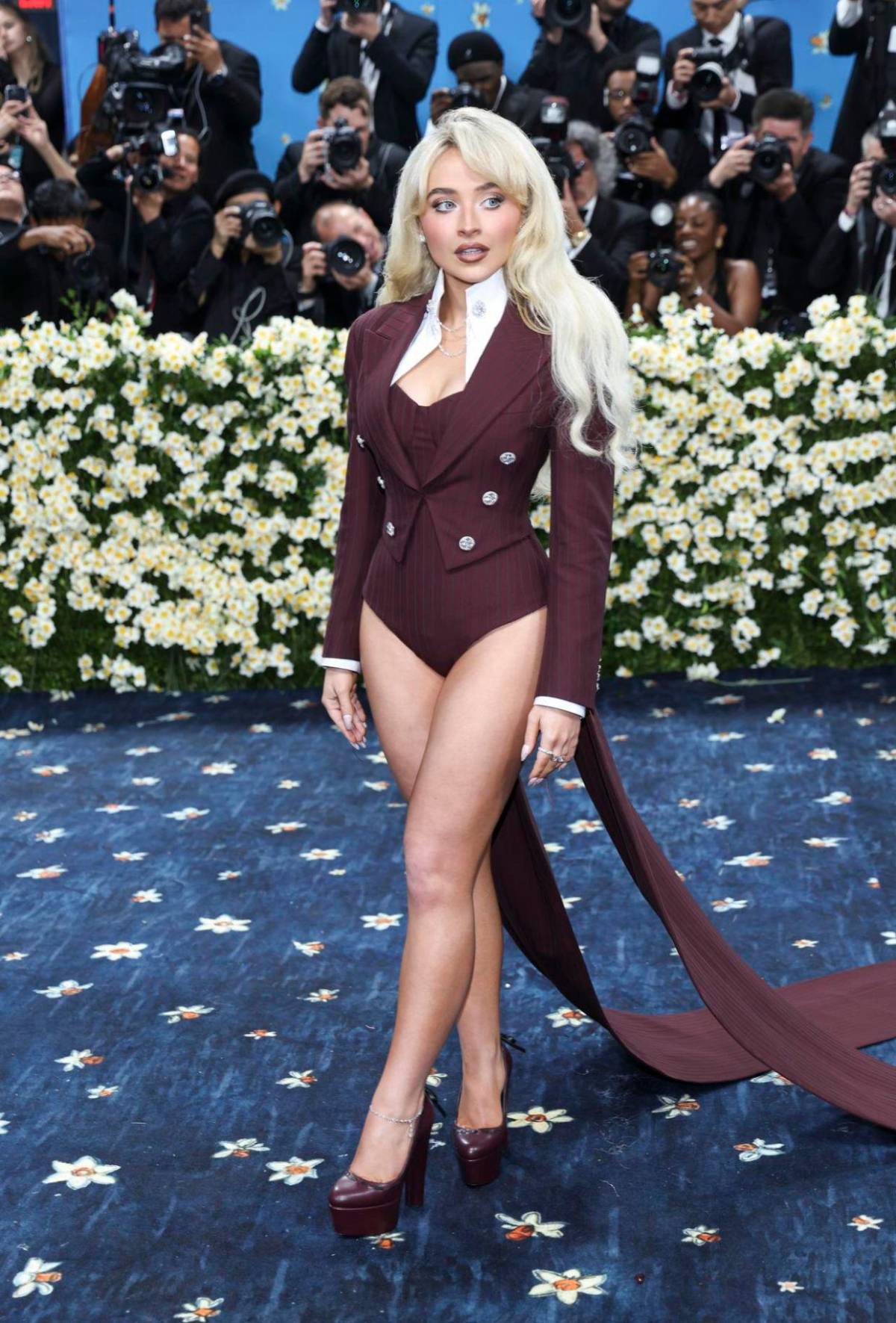 ¡Preciosa! Sabrina Carpenter roba suspiros con su traje en la Met Gala 2025