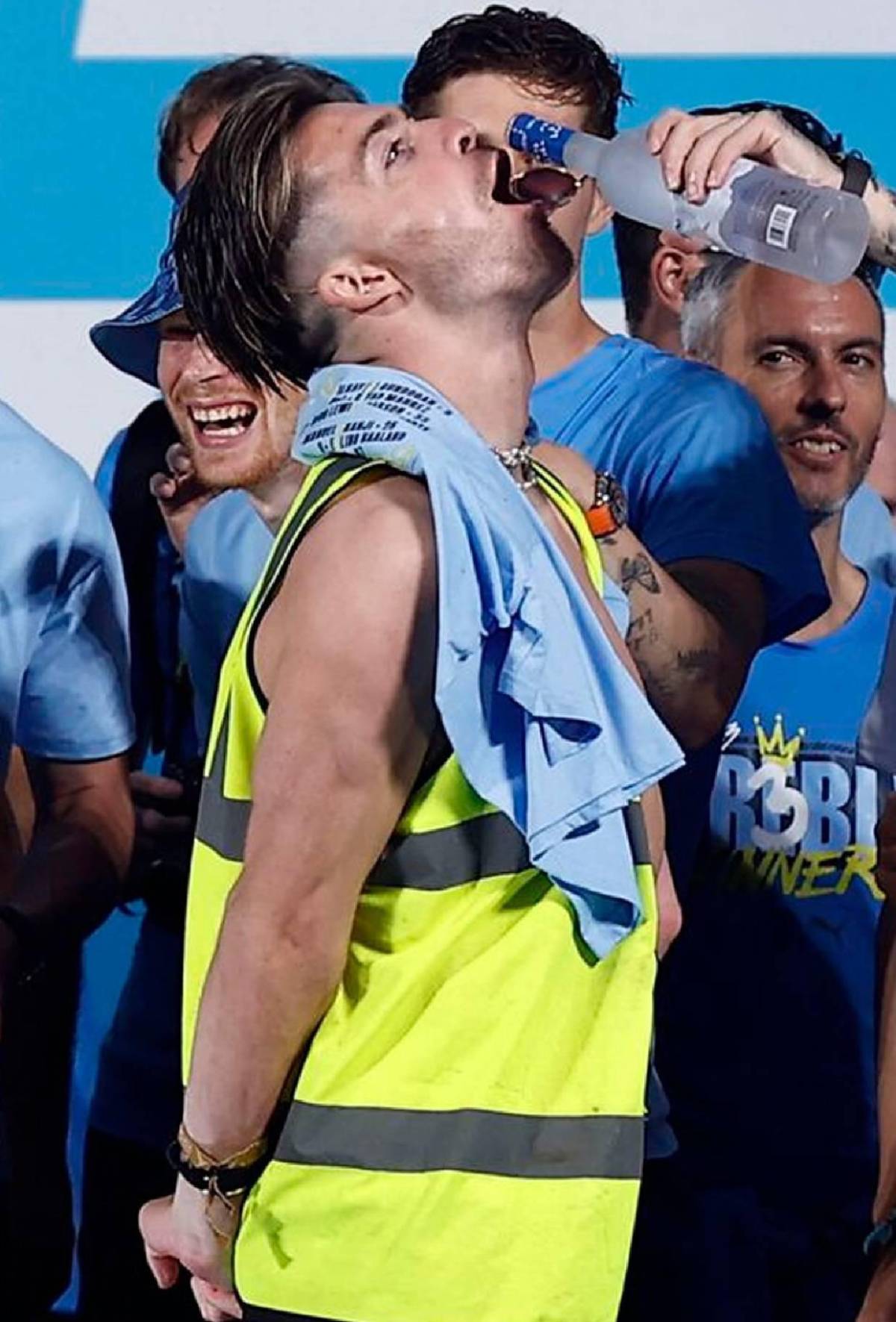 Reconocido futbolista envuelto en polémica tras ser captado borracho al salir de club social