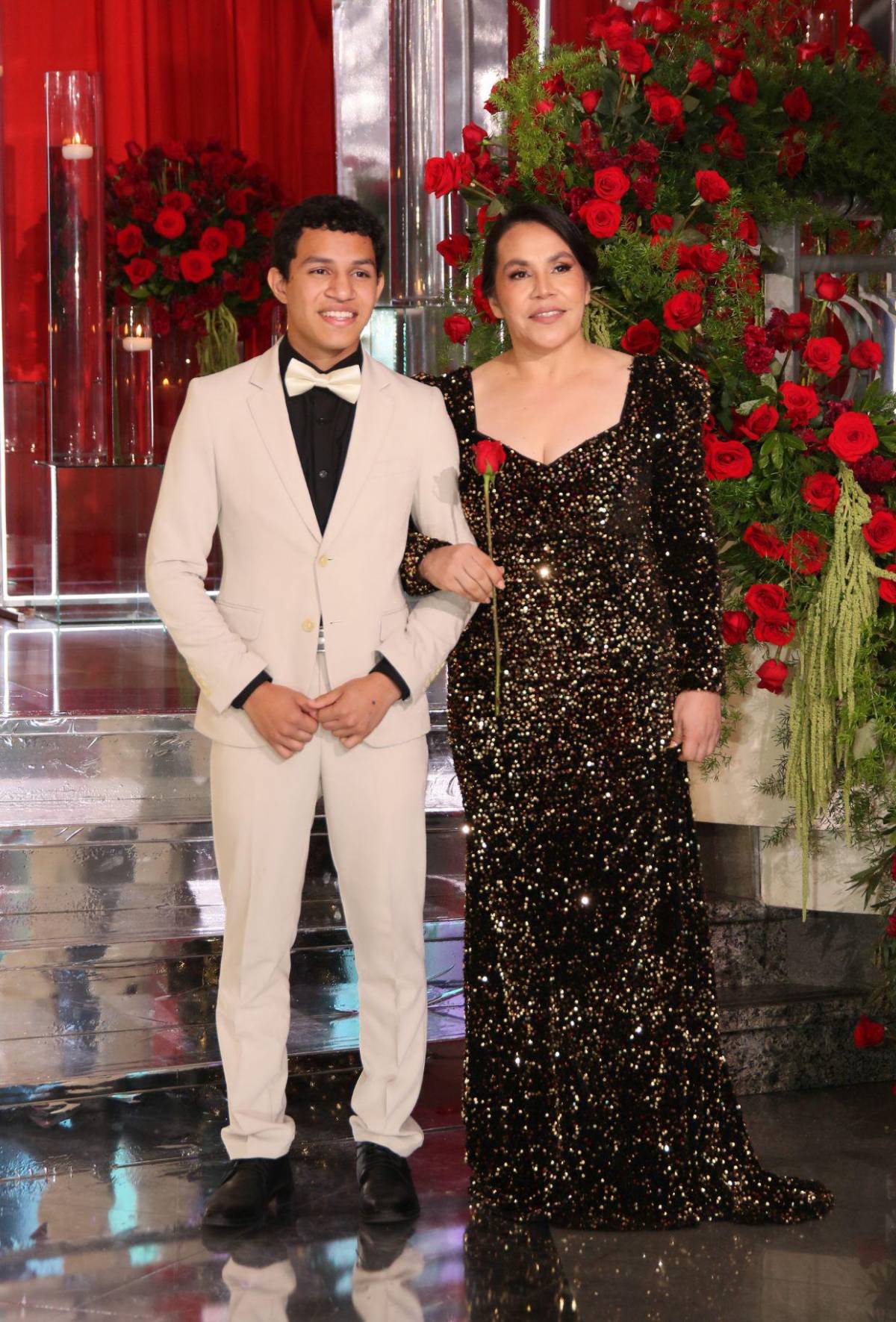 Padres y seniors desfilan juntos en la prom night de Nashville School