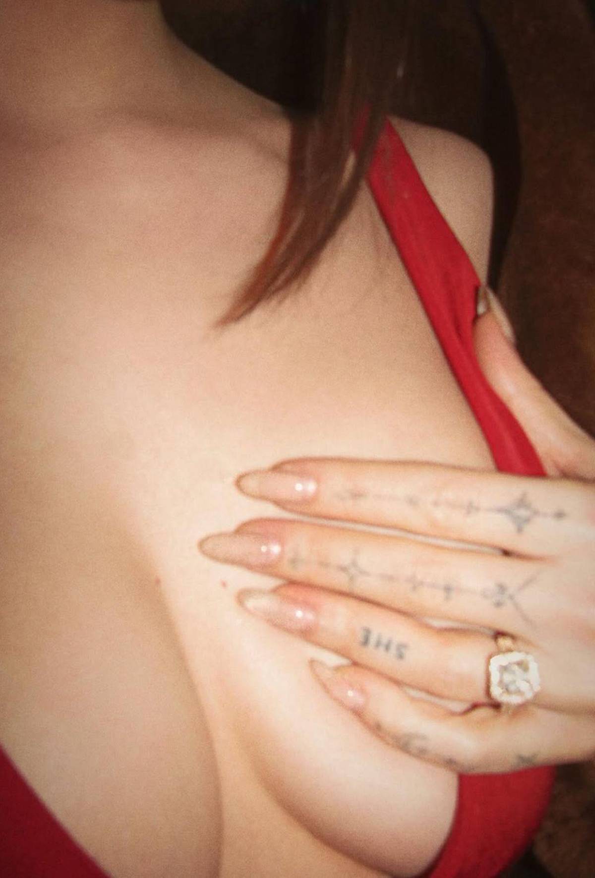 Dove Cameron confirma su compromiso con el vocalista de Måneskin: luce su anillo