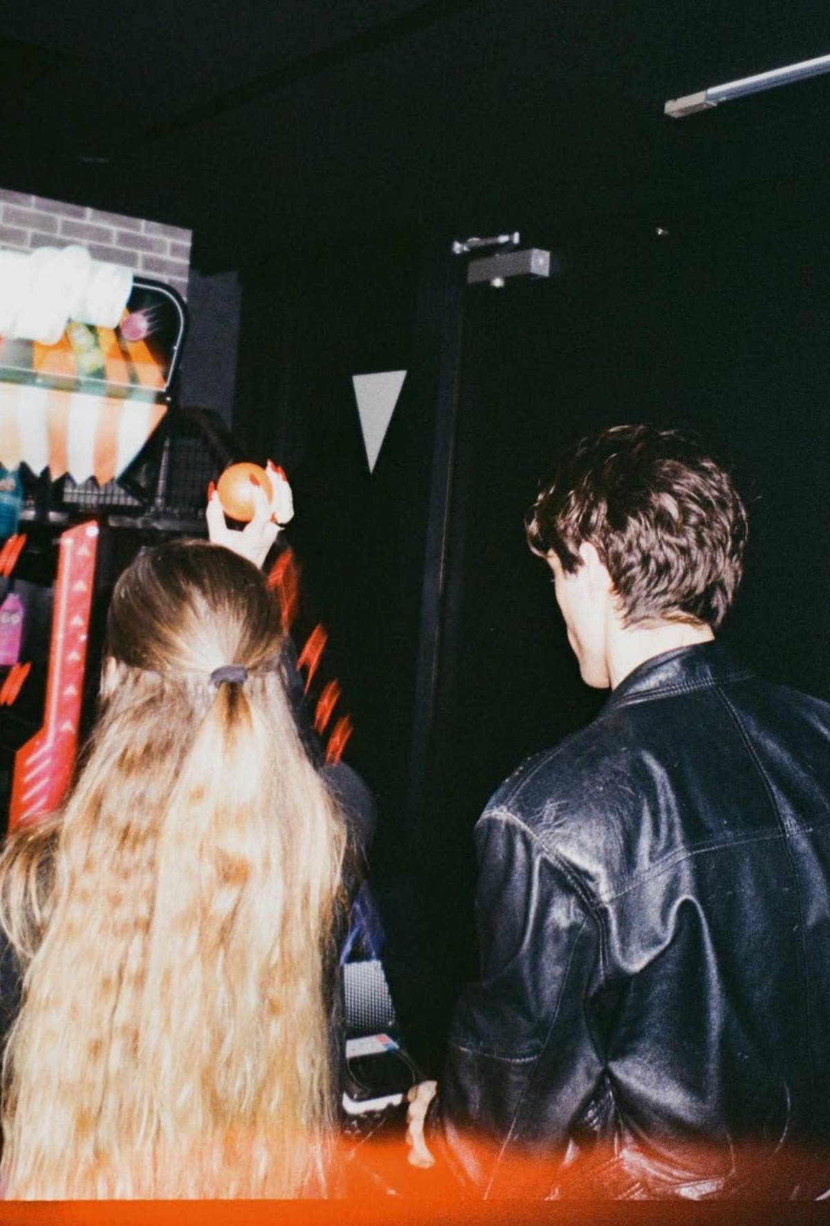 Dove Cameron confirma su compromiso con el vocalista de Måneskin: luce su anillo