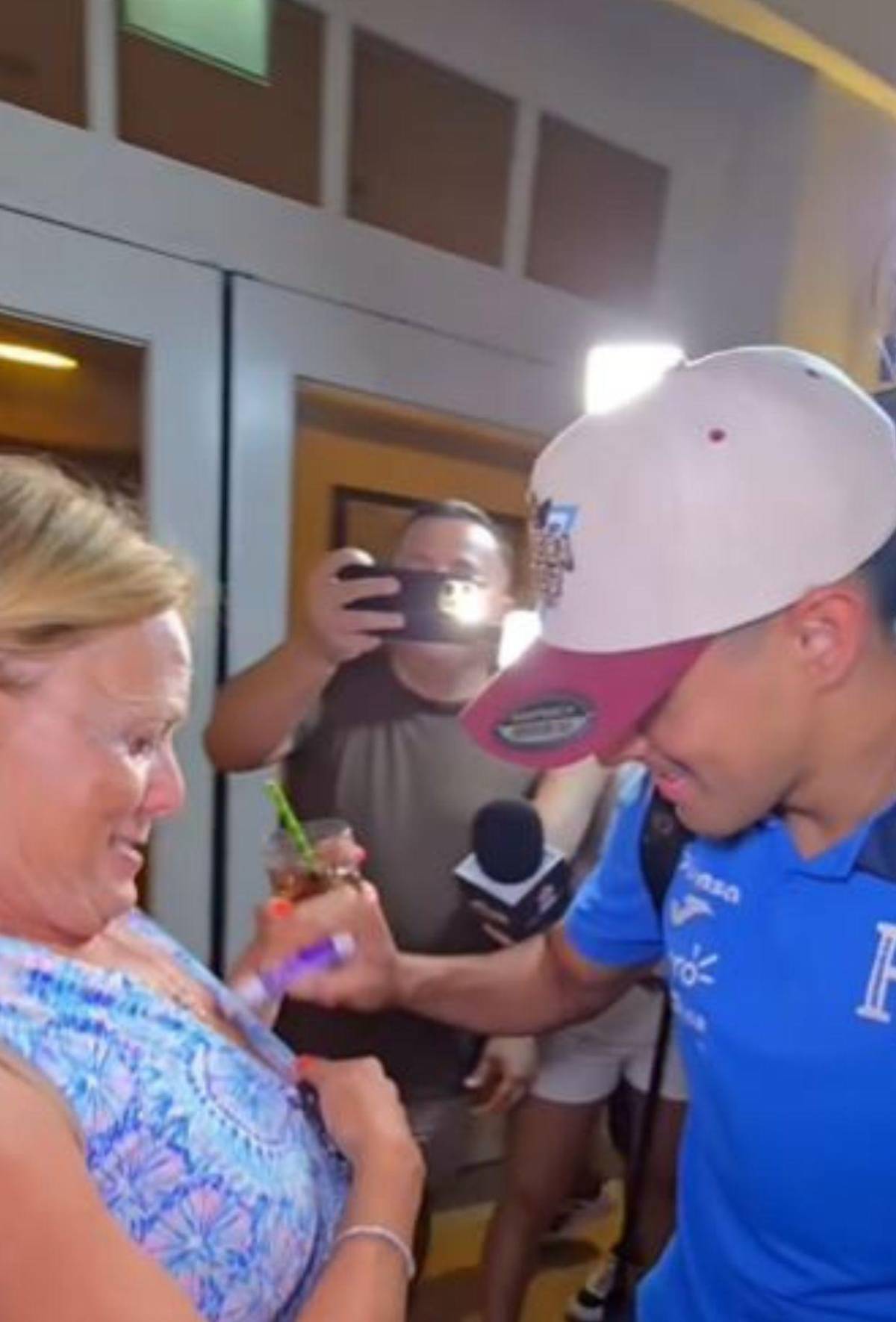 Luis Palma llega a Curazao y ciudadana estadounidense le hizo petición... ¡Su esposo lo aplaudió!