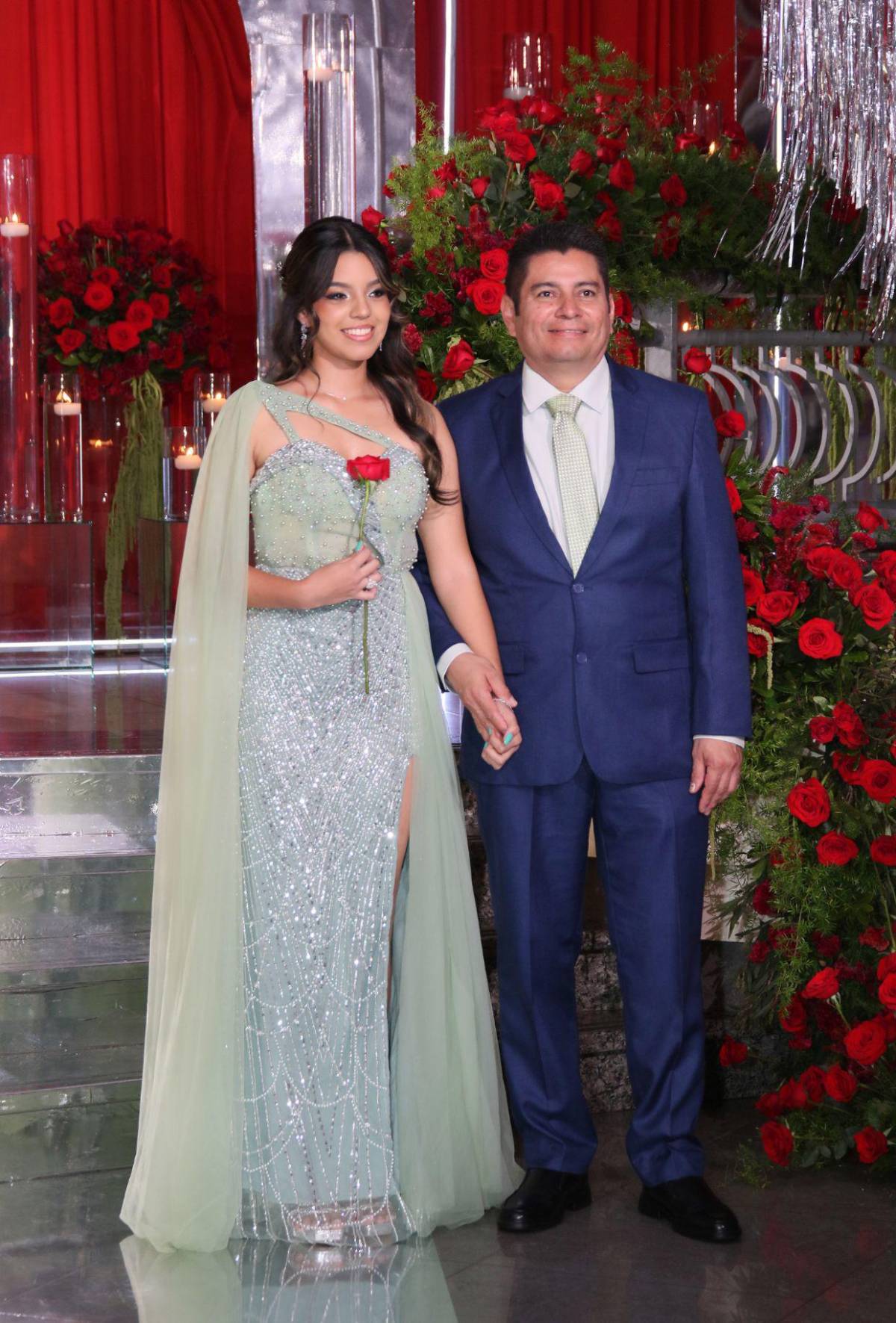 Padres y seniors desfilan juntos en la prom night de Nashville School