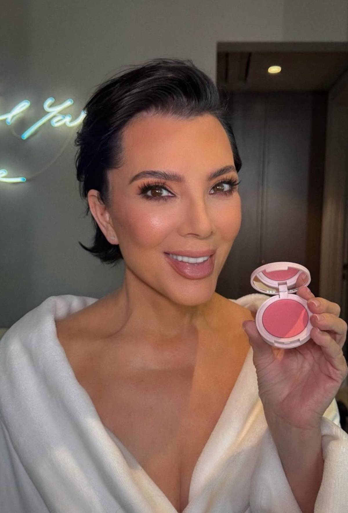 Kim Kardashian reacciona al rejuvenecido look de Kris Jenner