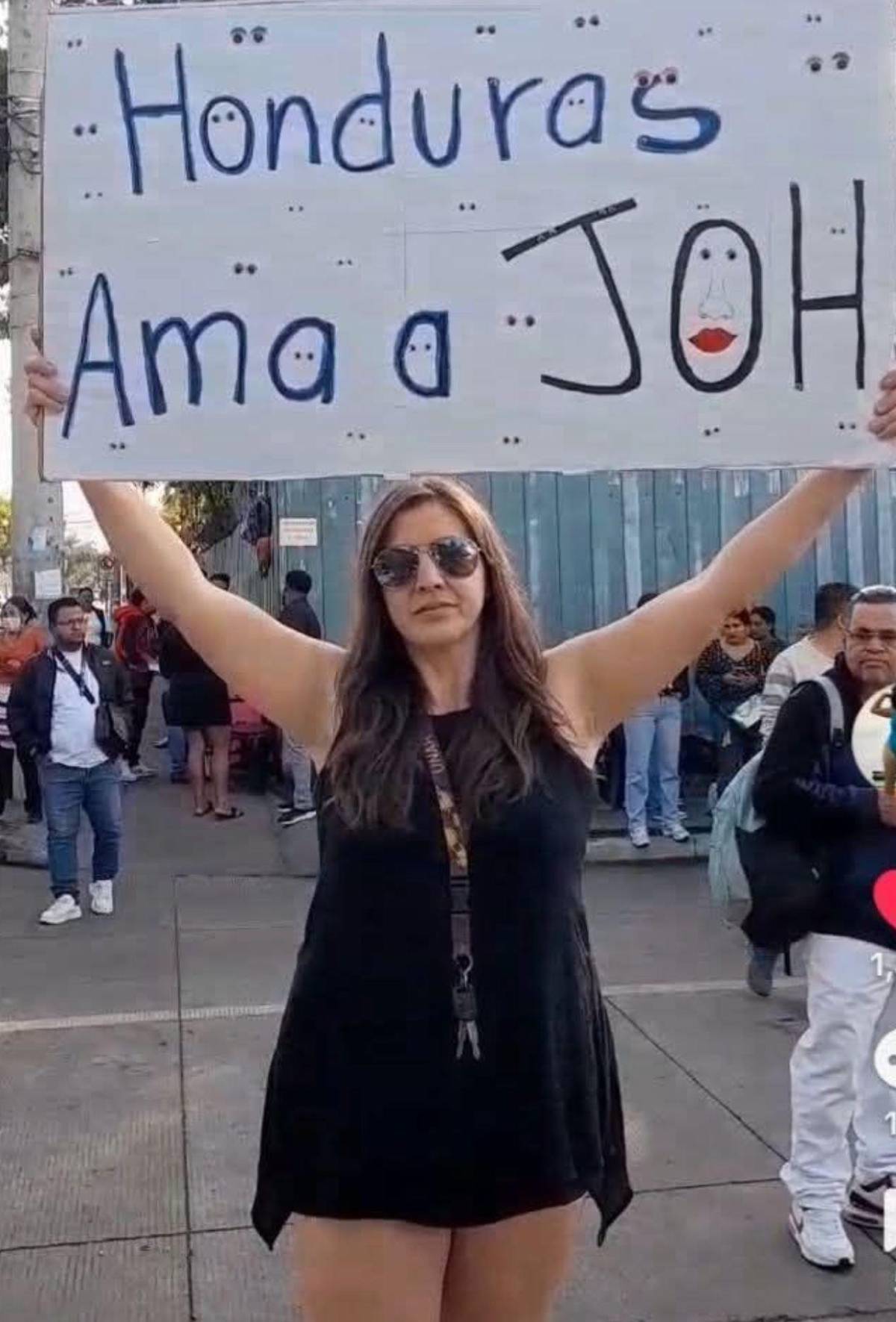Floridalia Aguilar, viral por su manifestación durante discurso de Nasry Asfura, revela que aún no es doctora