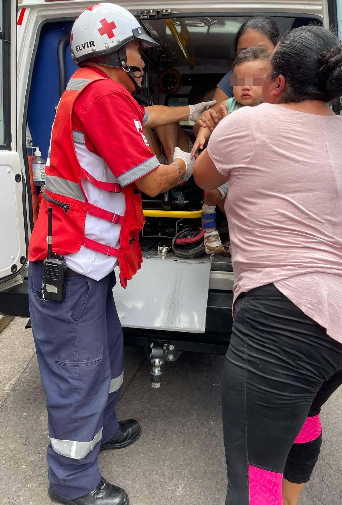 Trasladan al Hospital Escuela a 10 heridos del accidente en Villa Nueva; hay dos niños