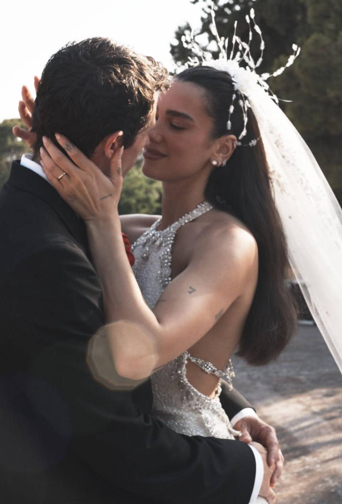 Románticas y delicadas: Dua Lipa revela las fotos oficiales de su boda con Callum Turner