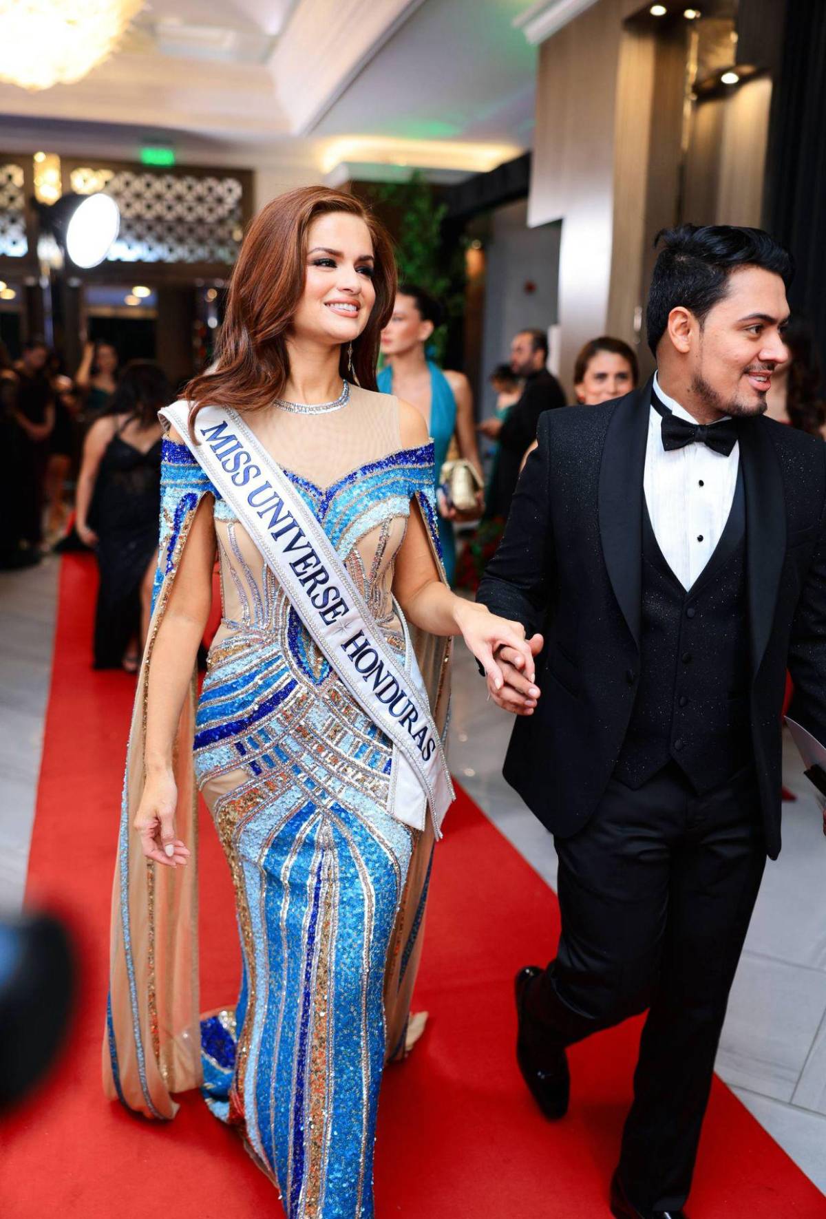 Stephanie Cam brilla en pedrería azul en el Miss Honduras Universo 2025