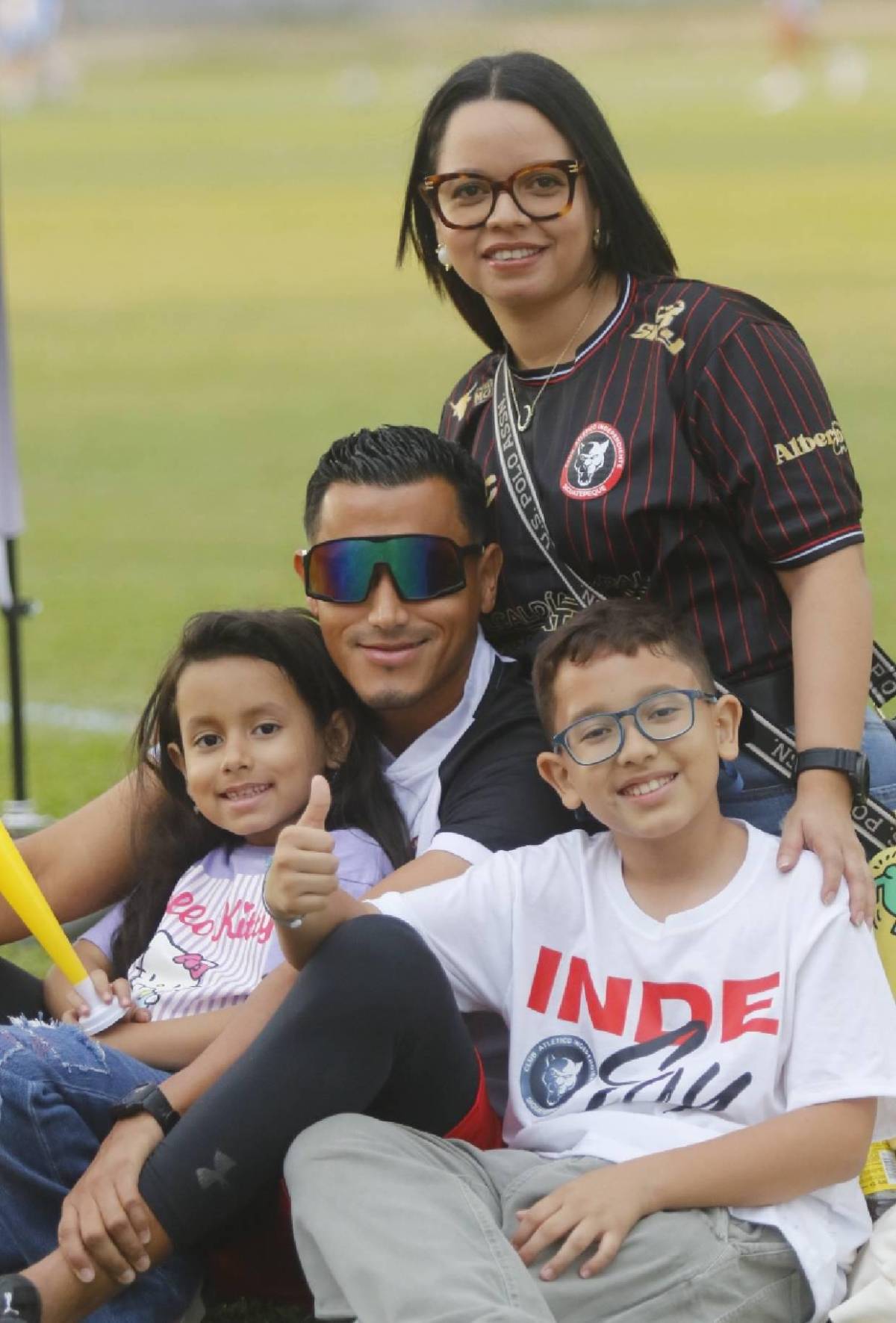 Esposa de jugador sorprendió: Las lindas chicas en la finalísima por ascenso a Liga Nacional