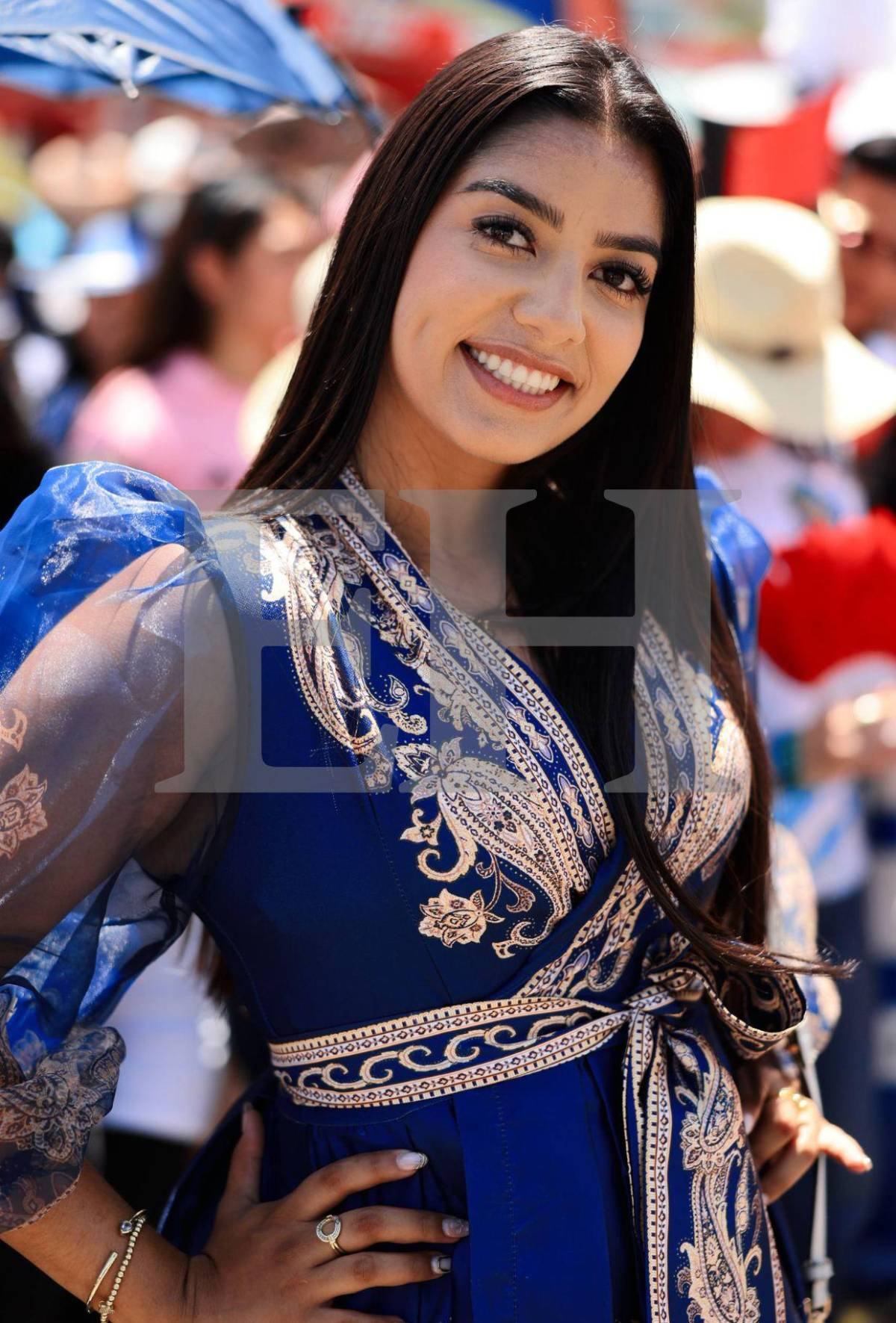 ¿Opacó a las estudiantes? Ella es Flor Guifarro, maestra que acaparó miradas en desfiles de SPS