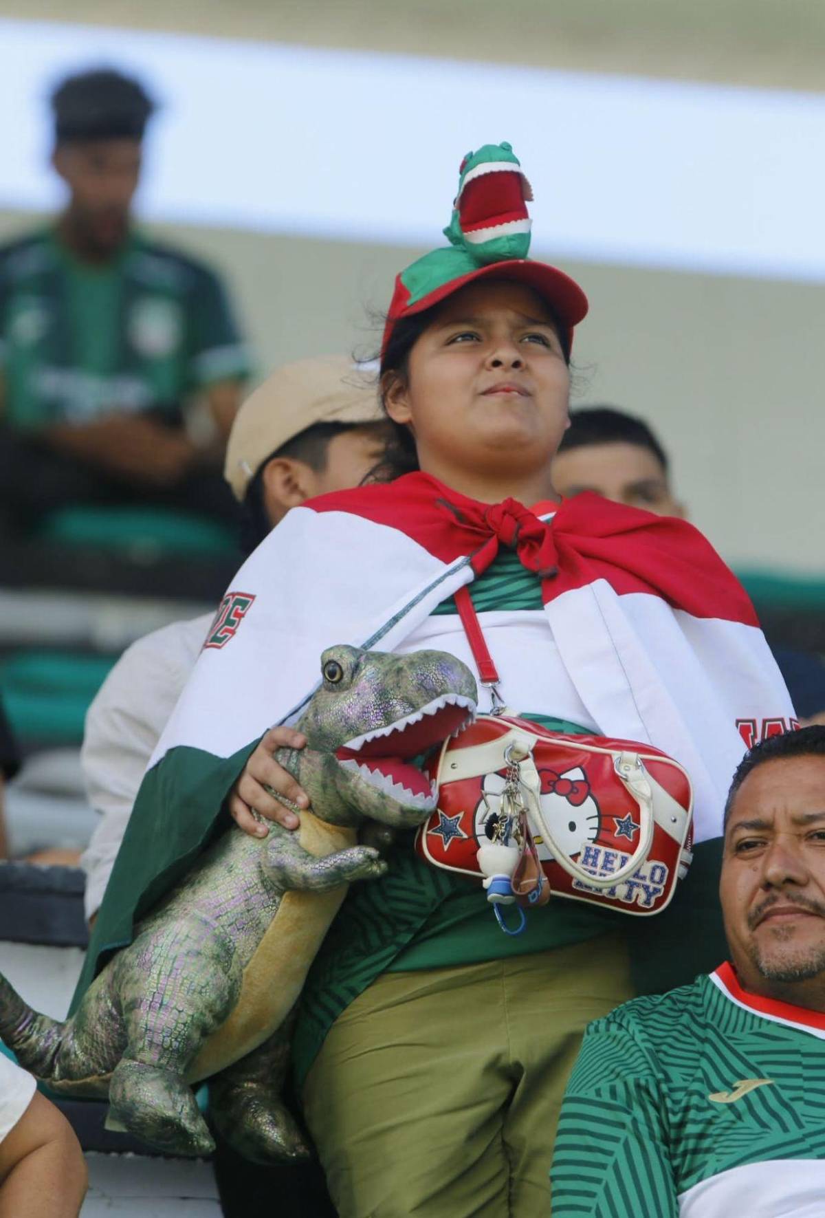 Invasión verde, el error de novato, hermosas chicas y el insólito grito en las gradas