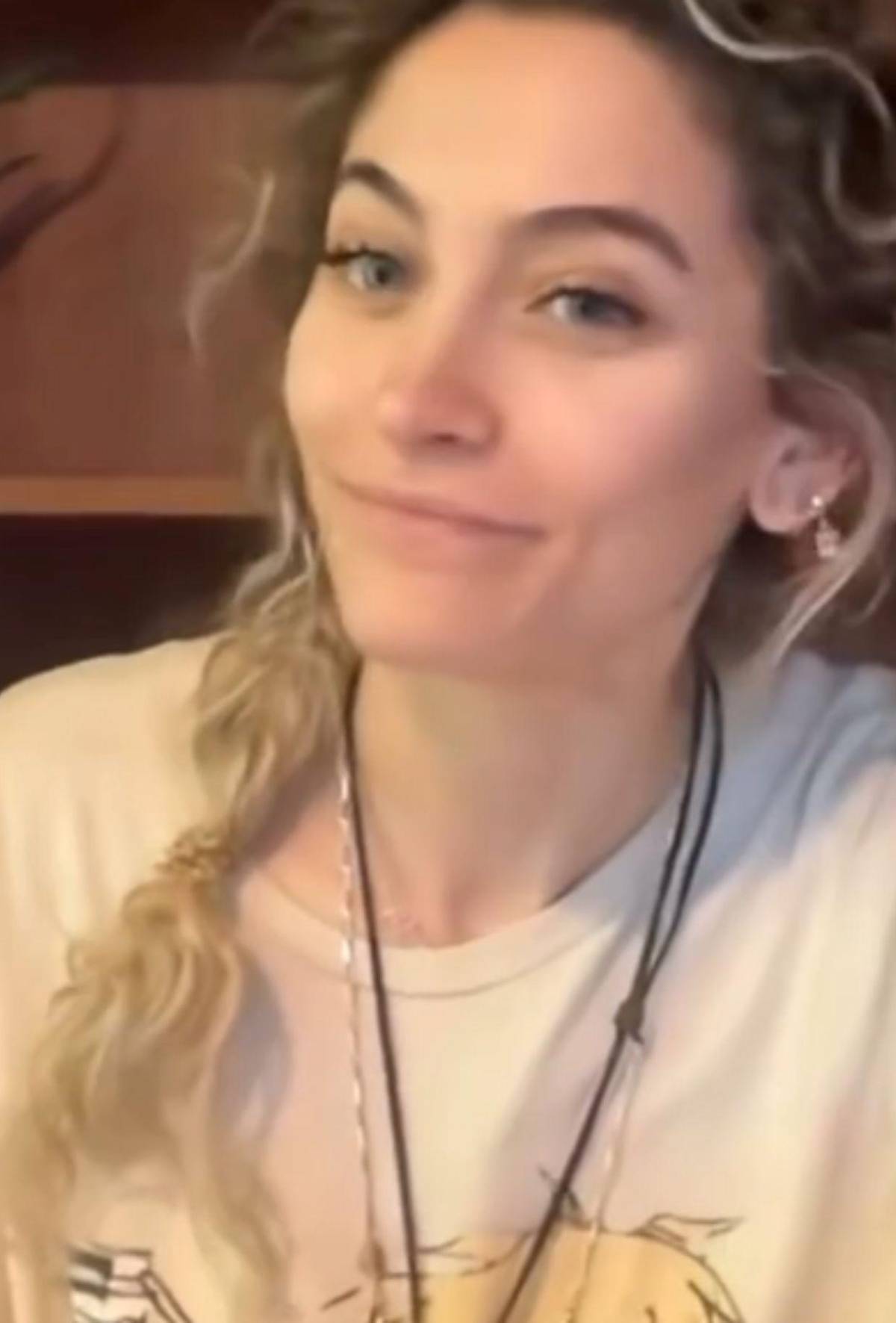 Paris Jackson muestra los daños que el consumo de drogas dejó en su nariz