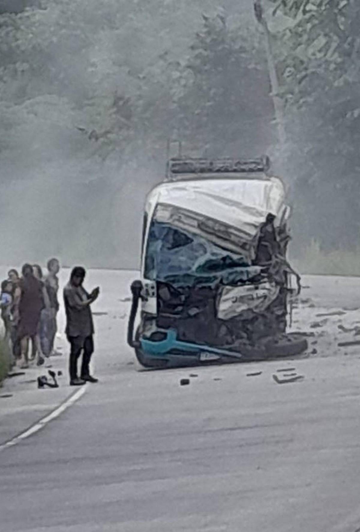 Las primeras imágenes  del brutal choque entre bus y rastra en desvío a Trinidad, Copán