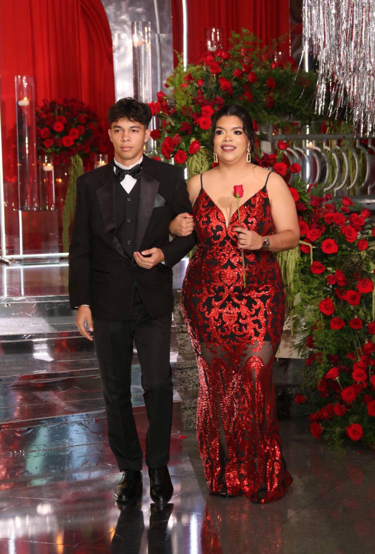 Padres y seniors desfilan juntos en la prom night de Nashville School