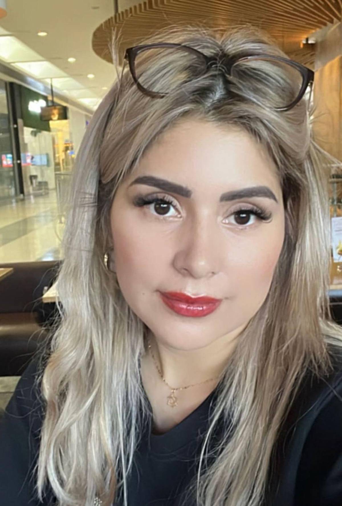 ¿Quién es Suyen Muñoz, la mujer a la que besó Luis Redondo en el Congreso?