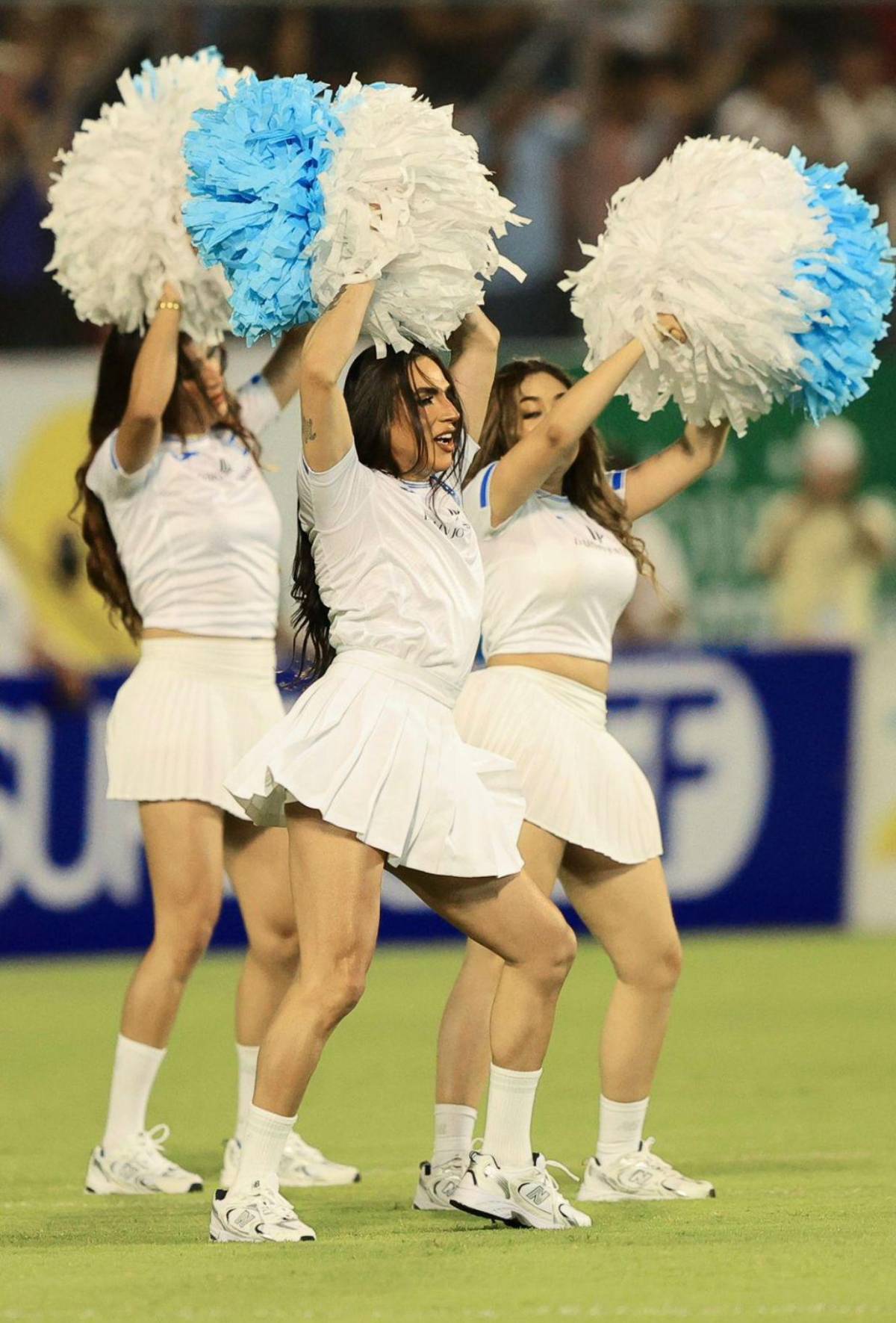 Hermosas y coordinadas:  así lucieron las pomponeras de la Selección de Tiktokers de Honduras