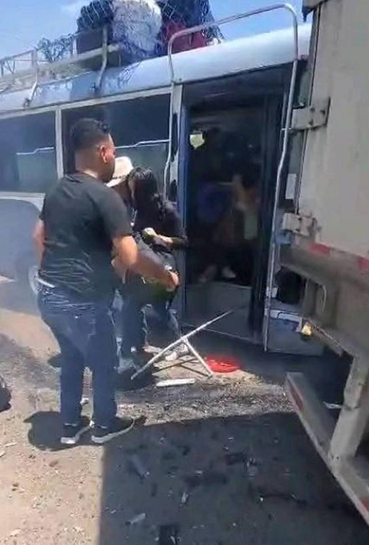 Las primeras imágenes tras brutal choque de bus y rastra en Naco, Santa Bárbara