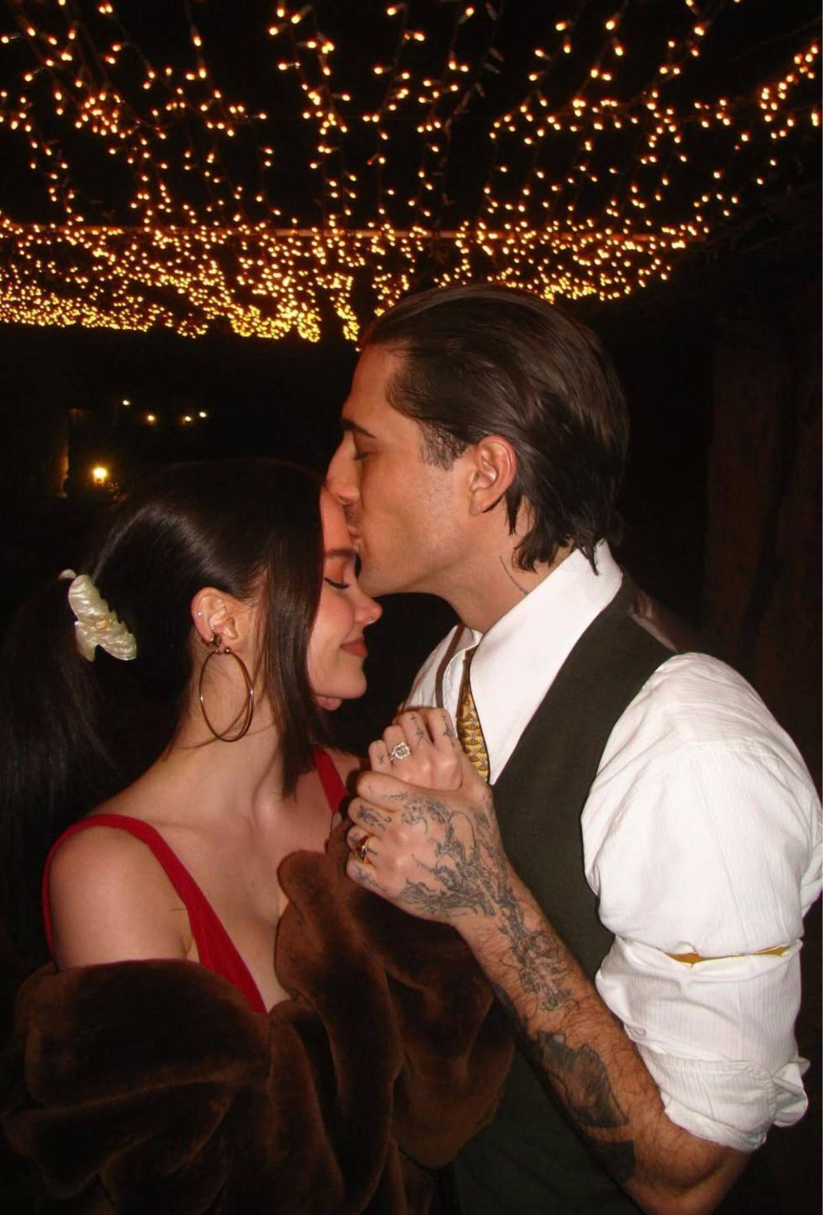 Dove Cameron confirma su compromiso con el vocalista de Måneskin: luce su anillo