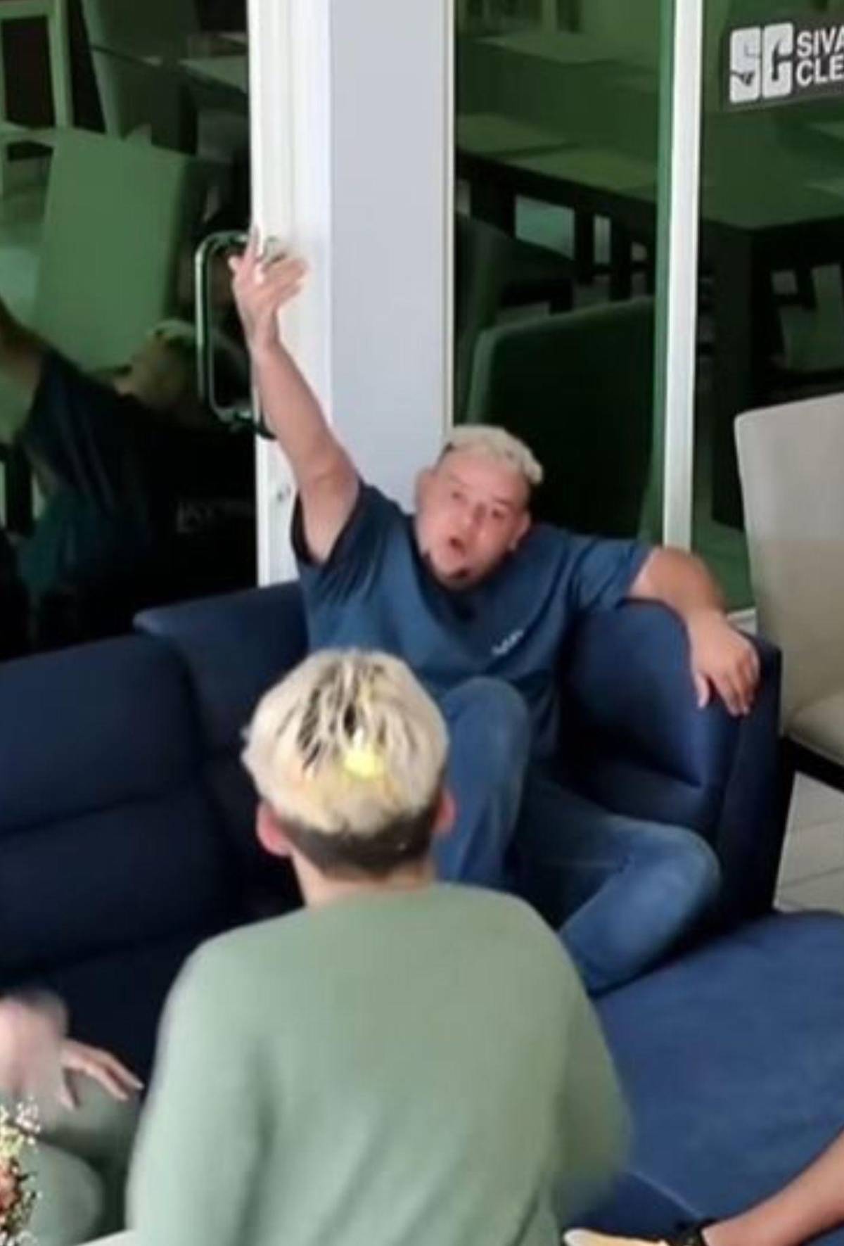 Tiktoker hondureño, expulsado de reality tras intentar atacar a otro con un cuchillo