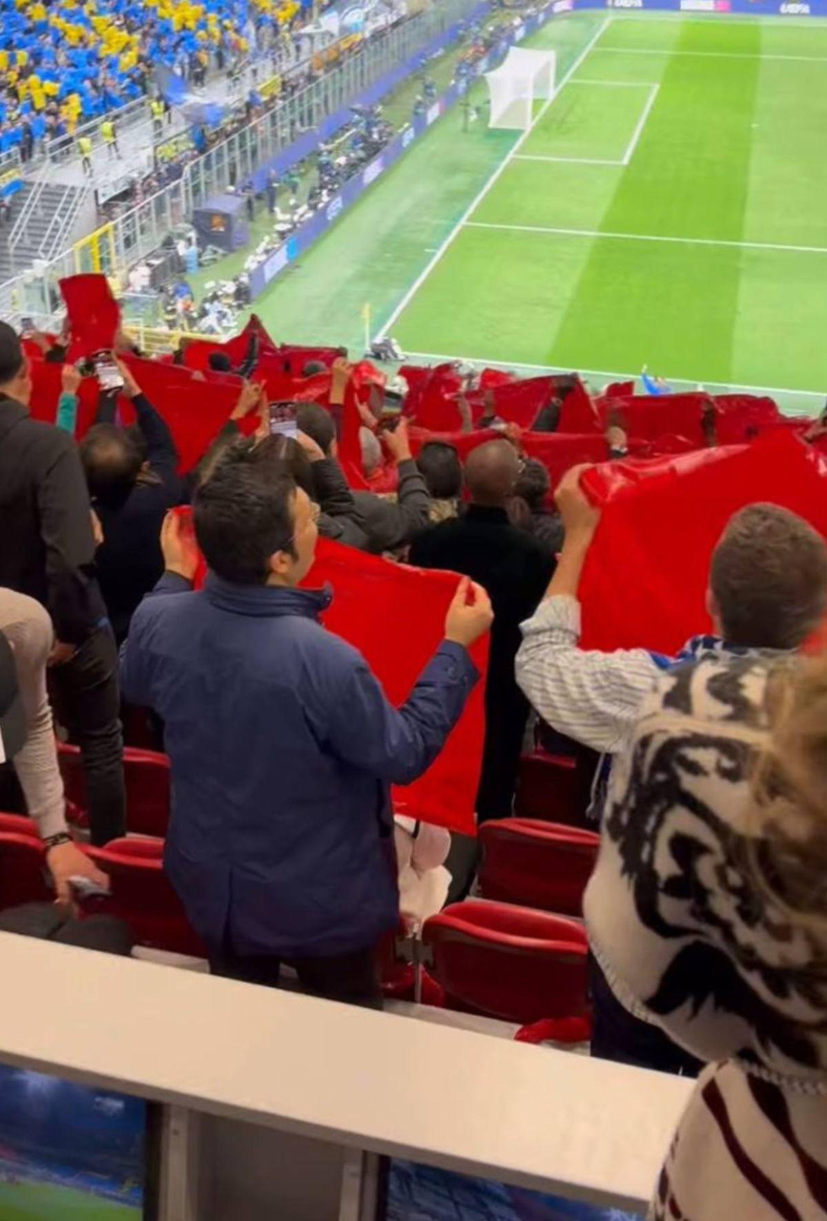 David Suazo, extasiado y desde un lugar privilegiado en el Inter vs Barcelona