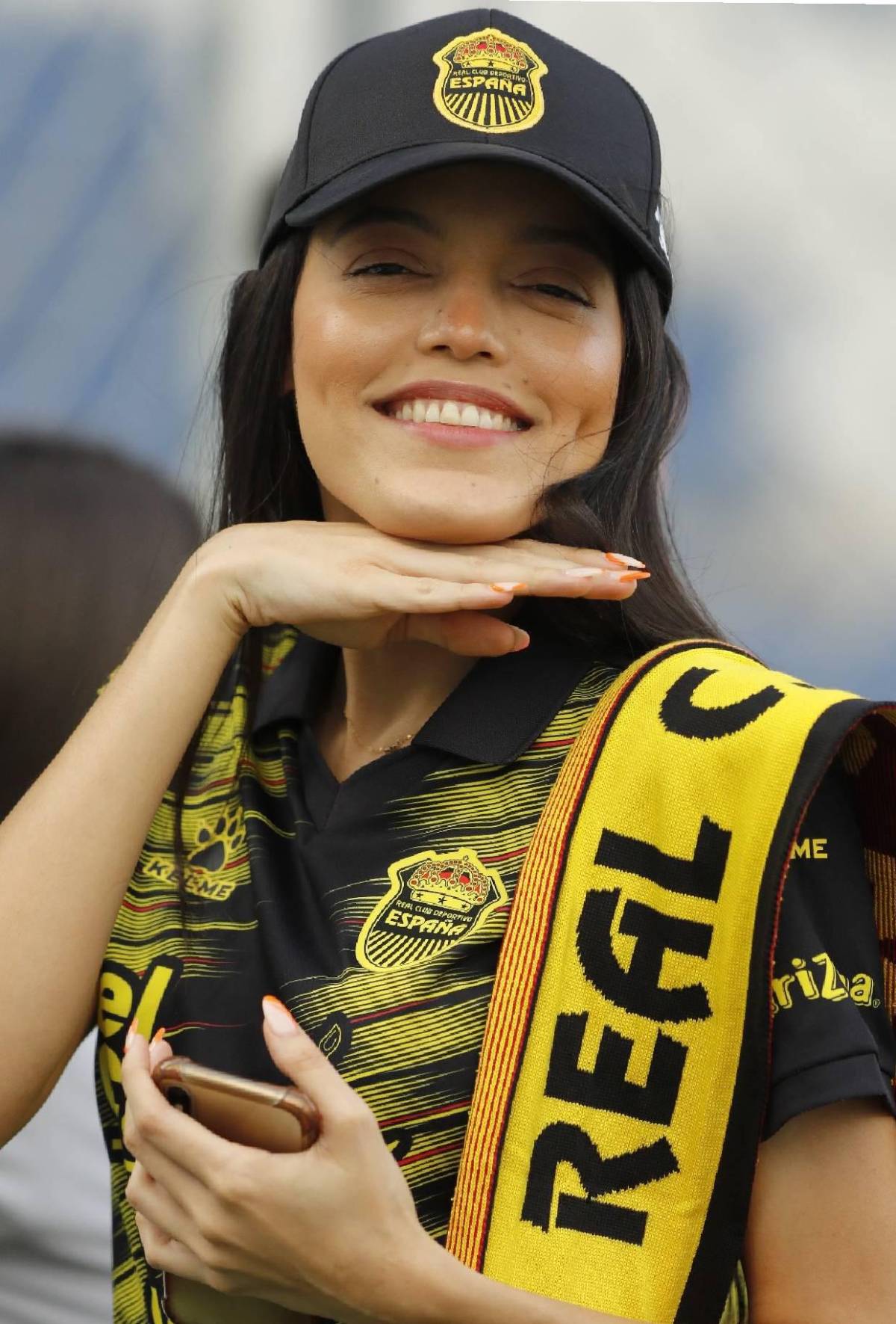 ¡Un espectáculo! Las bellas chicas que engalanan el clásico entre Real España y Motagua