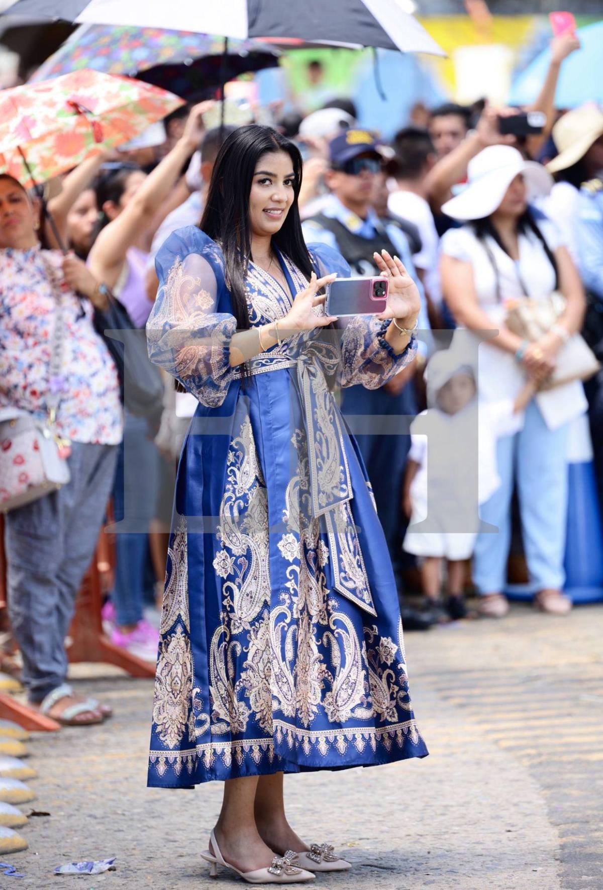 ¿Opacó a las estudiantes? Ella es Flor Guifarro, maestra que acaparó miradas en desfiles de SPS