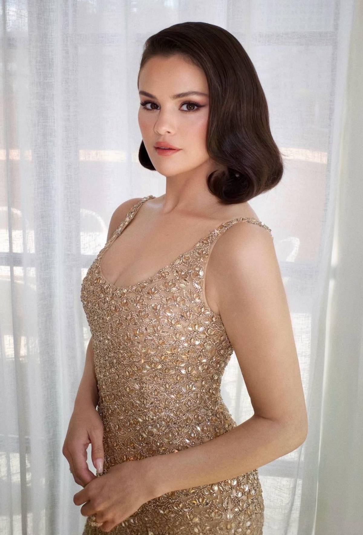 Entre cristales y con silueta marcada: el look de Selena Gomez para la boda de Taylor Swift
