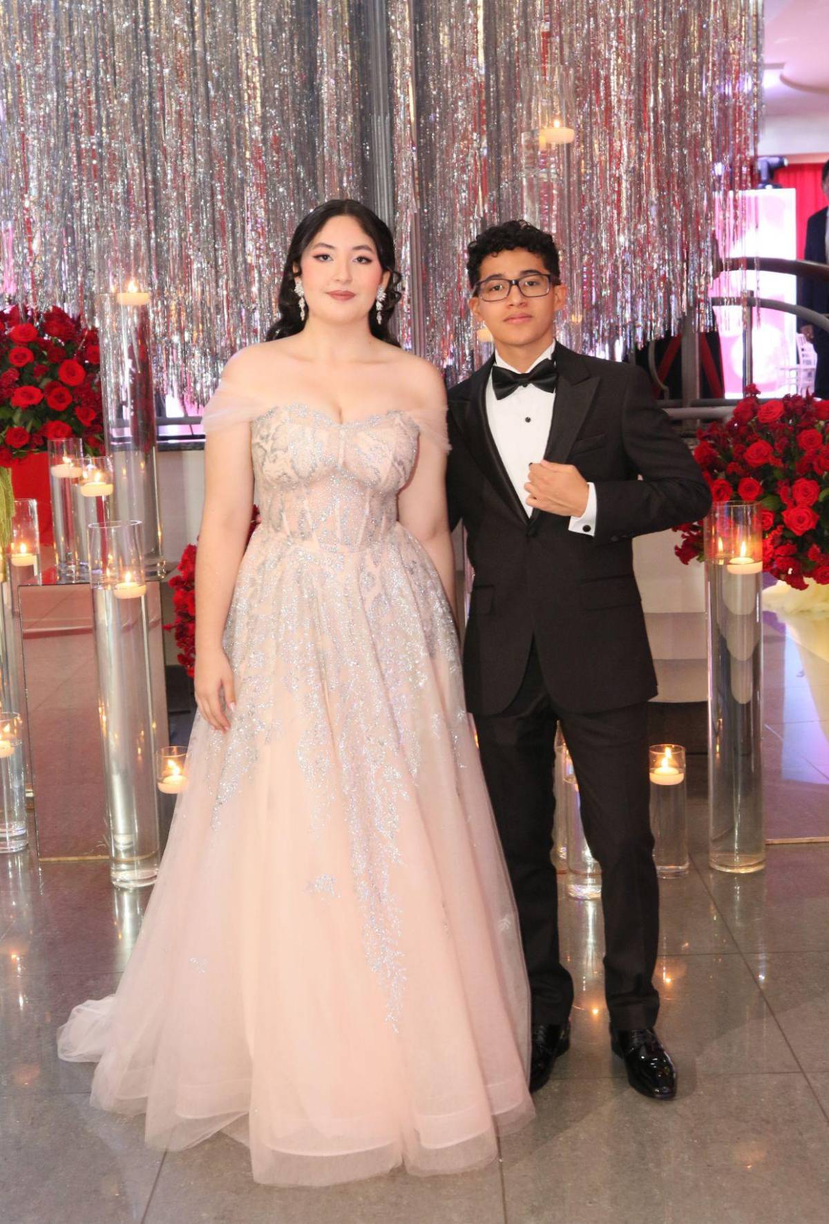 Entre nostalgia y estilo, los seniors de Nashville School celebran su fiesta prom