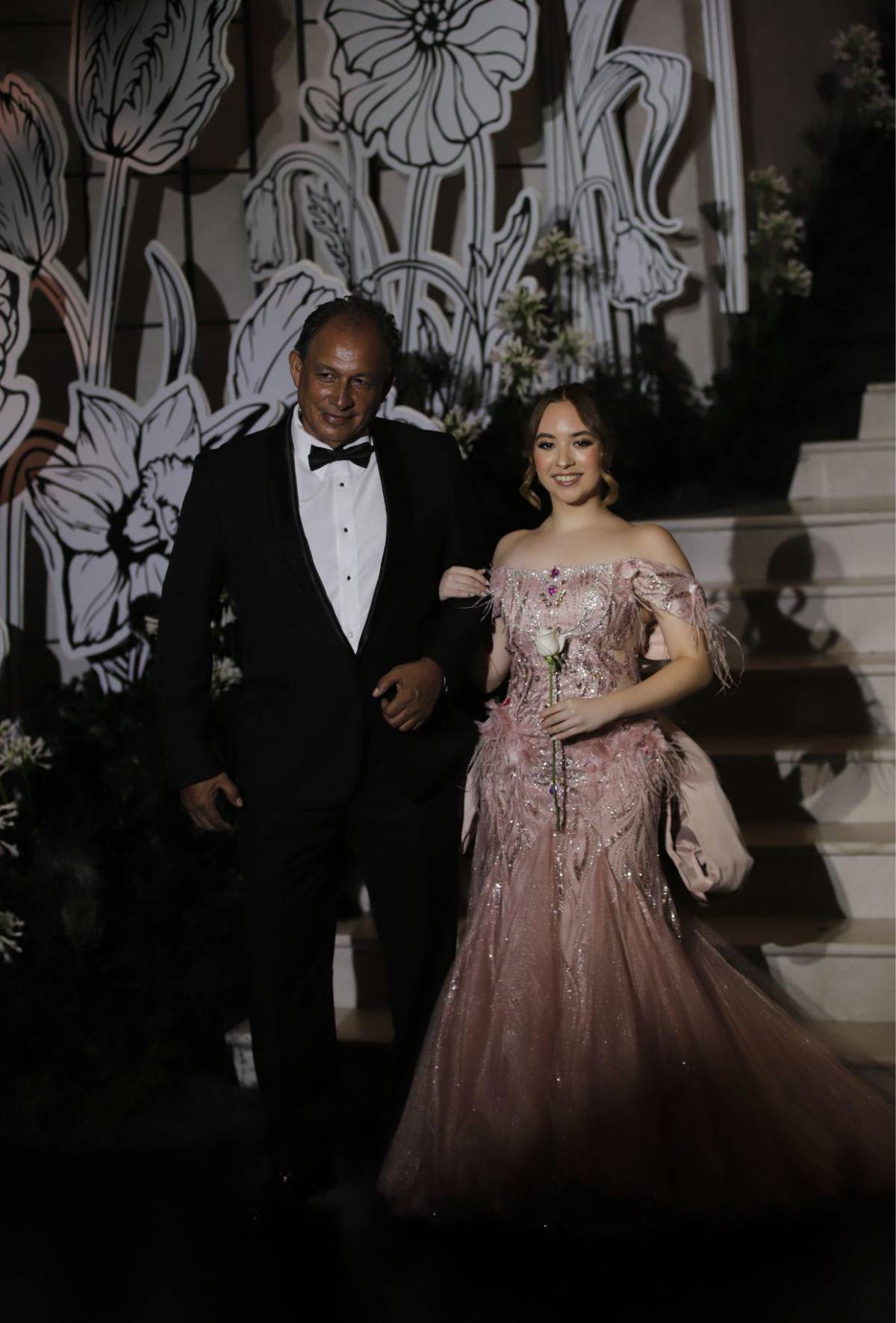 Del brazo de sus madres y padres: elegante desfile de los seniors de Del Campo School
