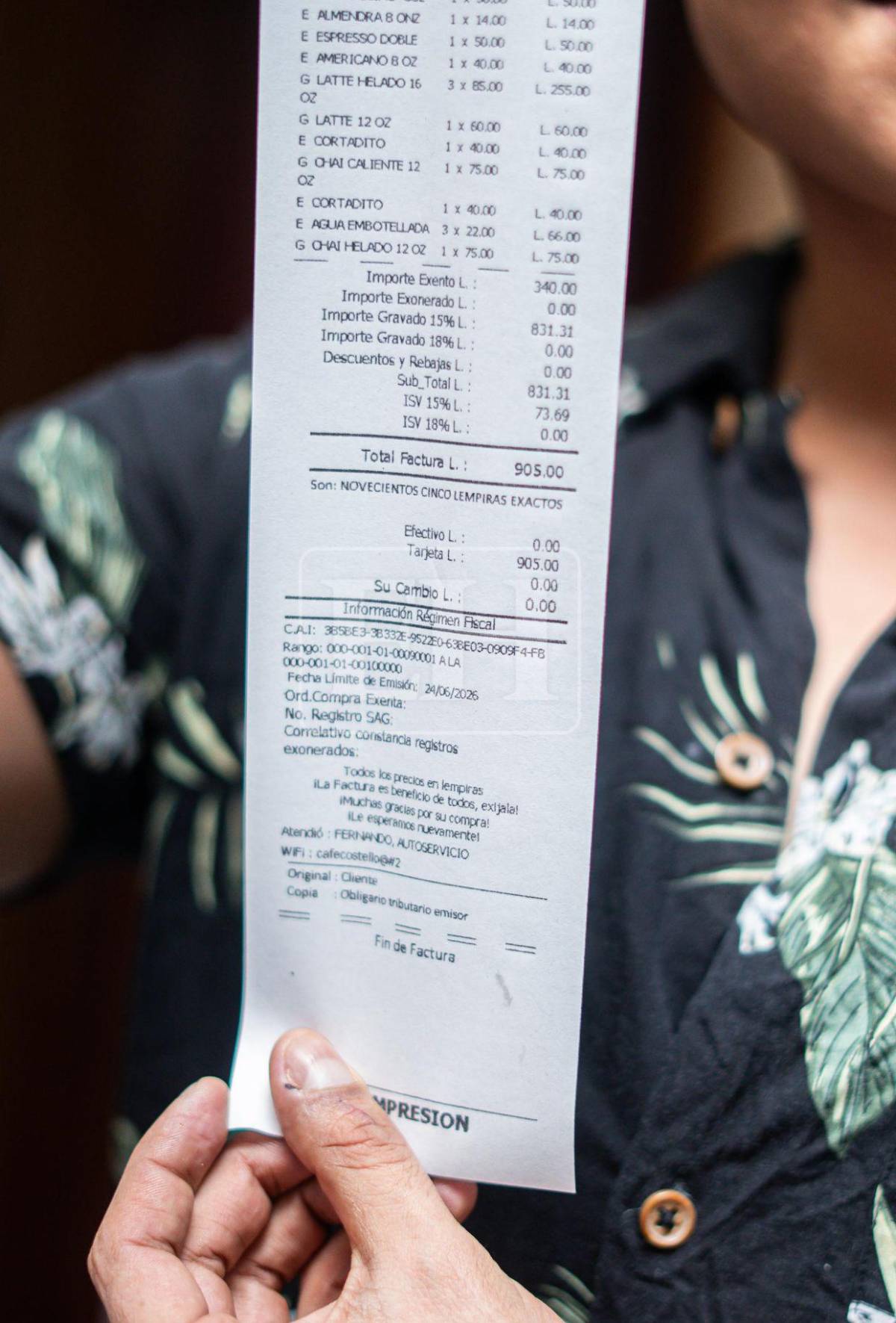 Son Heung-Min y Hugo Lloris caminan por calles de SPS, compran en café y esto gastaron