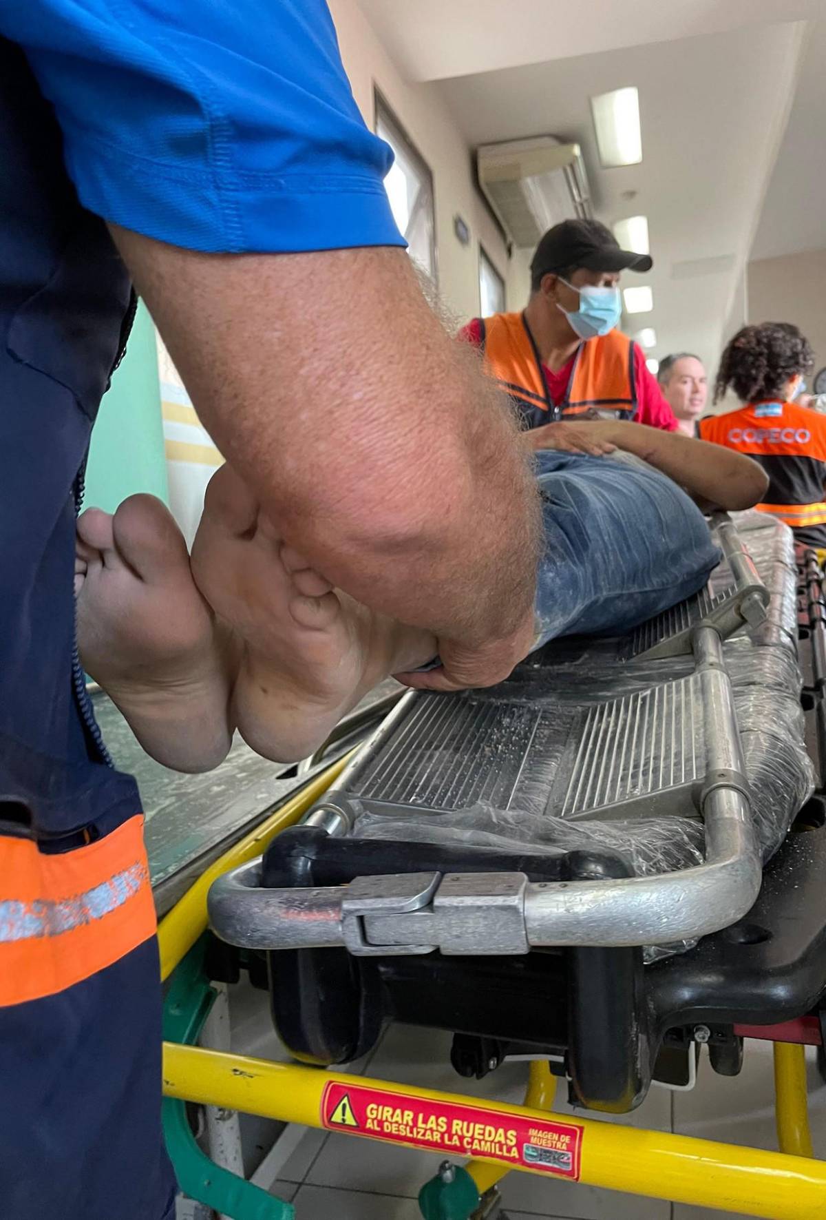 Trasladan al Hospital Escuela a 10 heridos del accidente en Villa Nueva; hay dos niños