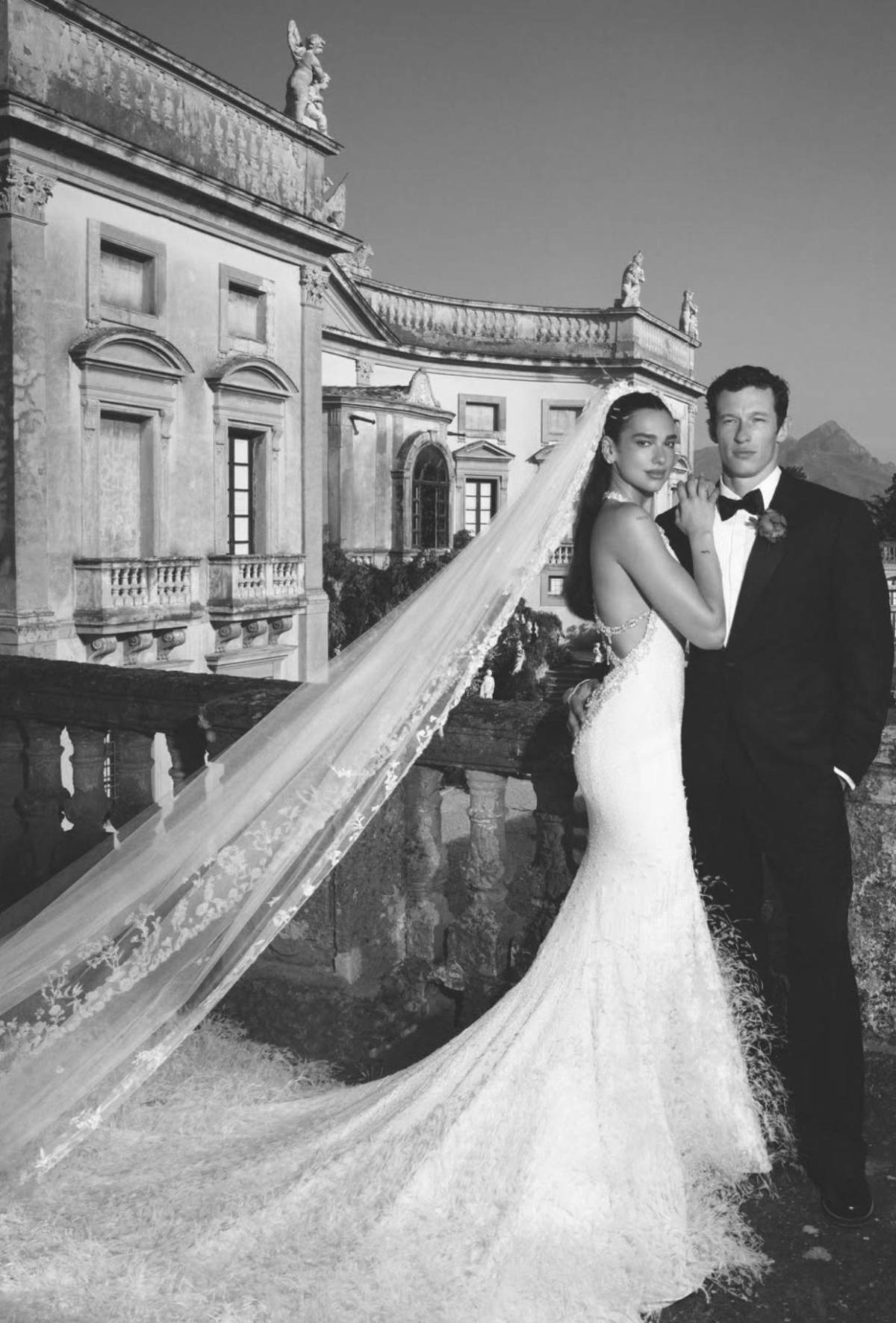 Románticas y delicadas: Dua Lipa revela las fotos oficiales de su boda con Callum Turner
