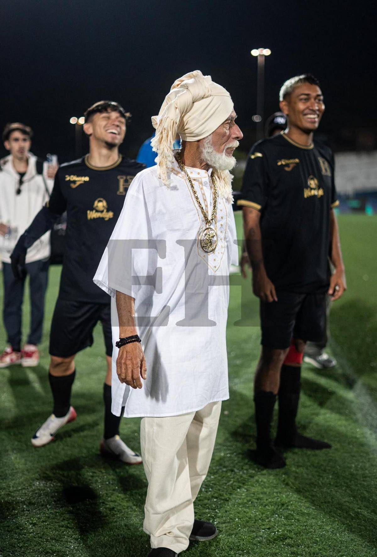 El Loco de la Selva y su extravagante atuendo en el partido de tiktokers