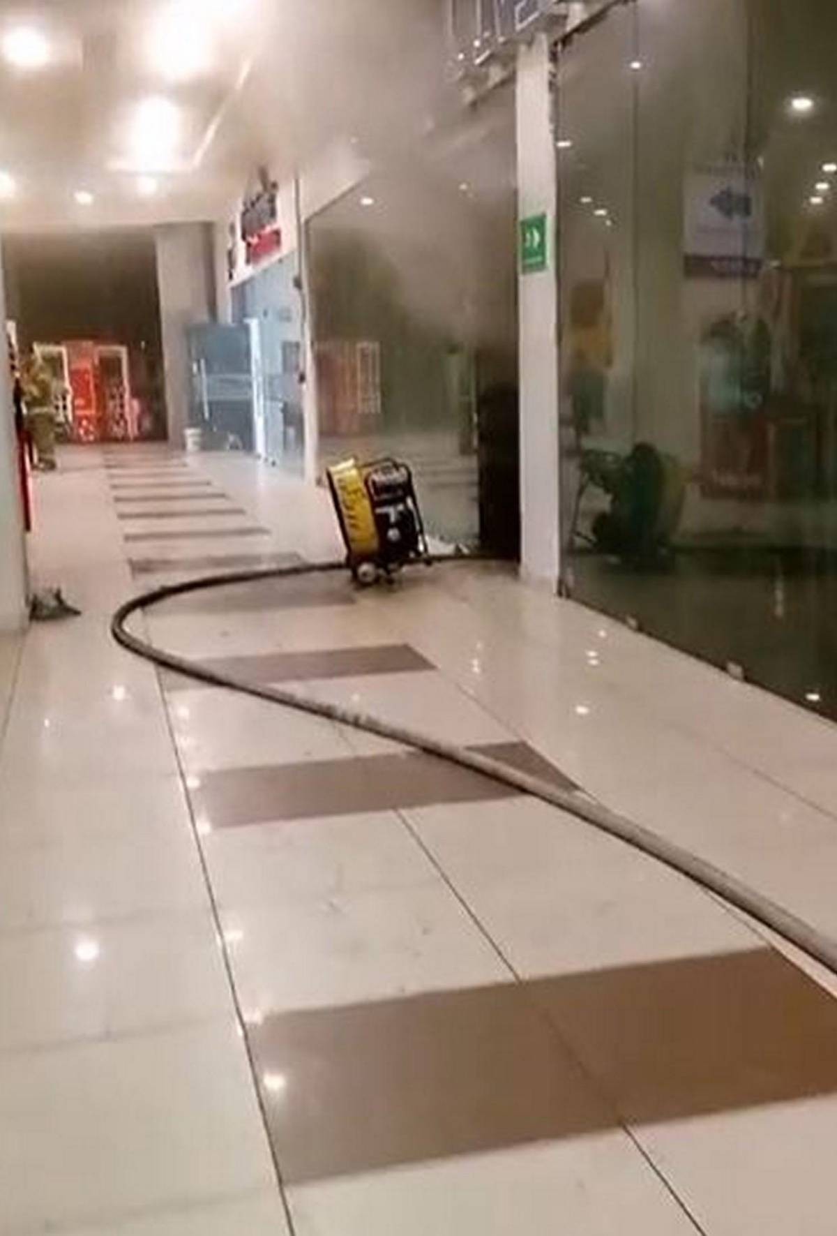 Controlado a tiempo: bomberos evitan que incendio en mall  de Comayagüela se expanda