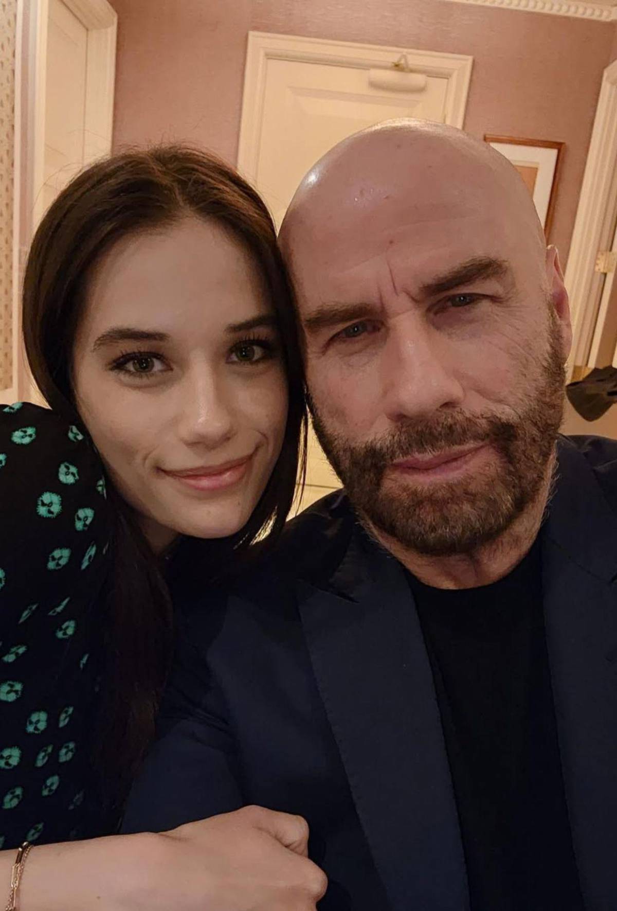 La hija de John Travolta impacta con transformación