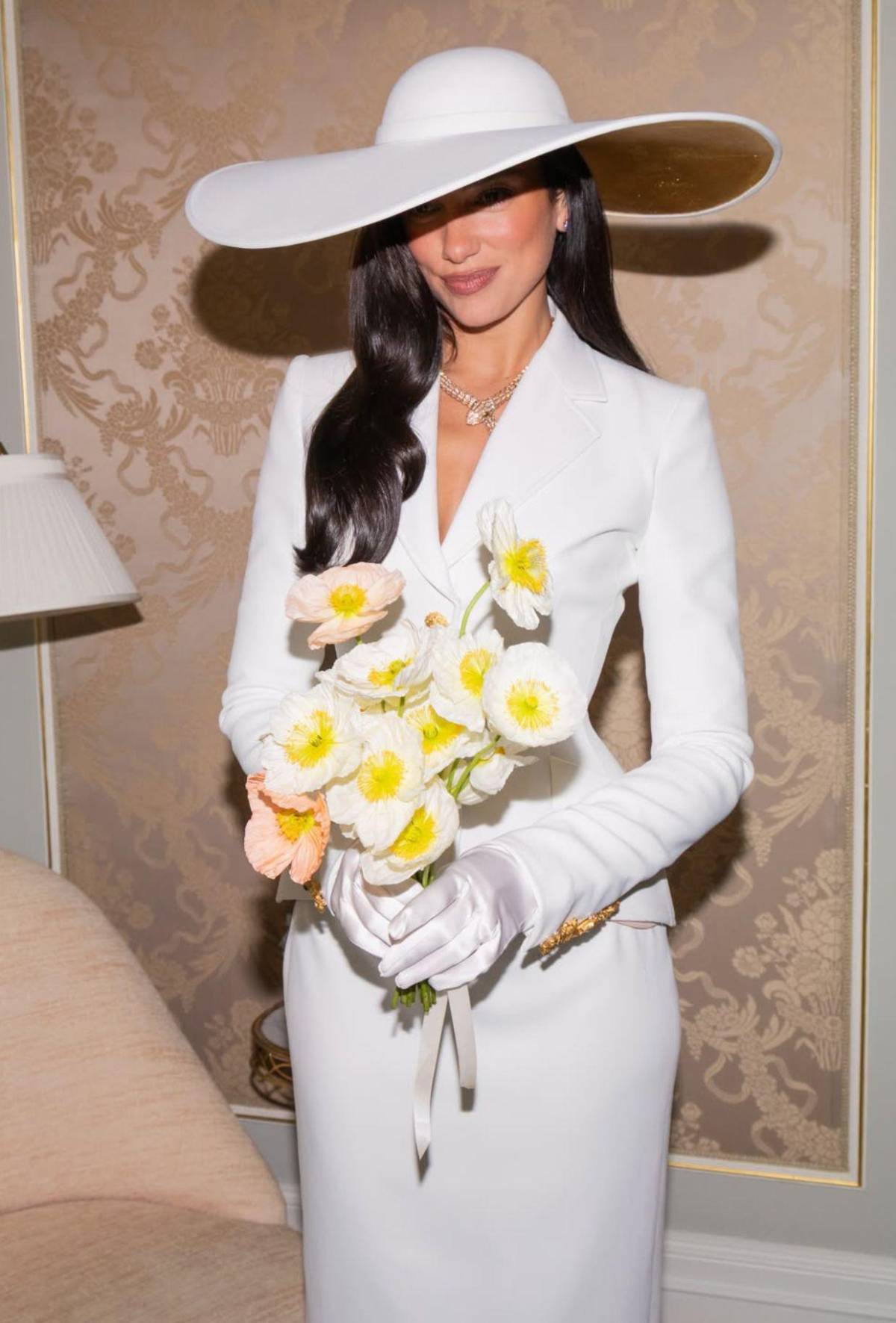 Románticas y delicadas: Dua Lipa revela las fotos oficiales de su boda con Callum Turner