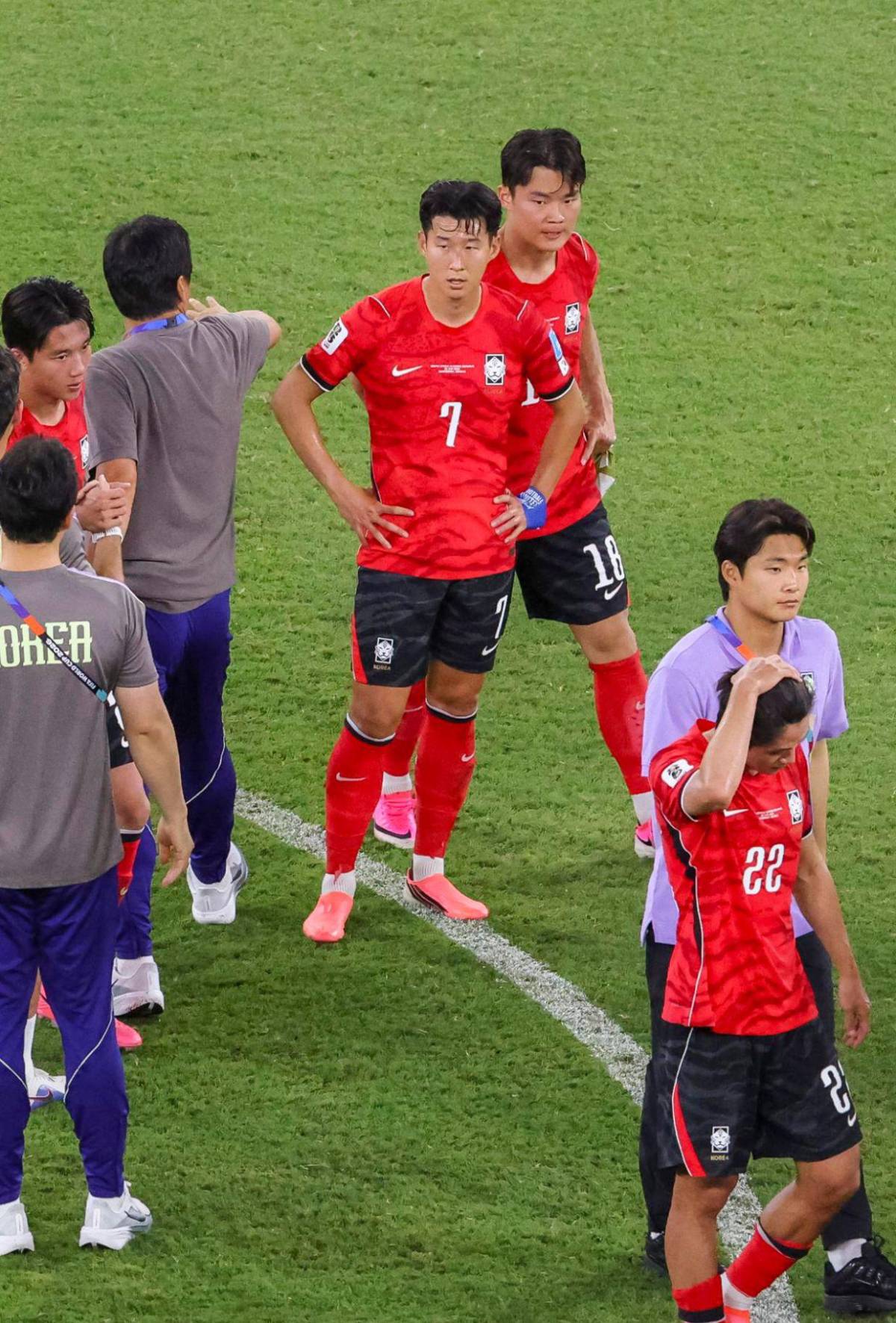 Selección eliminada del Mundial llega a su país y es recibida de la forma más hostil posible