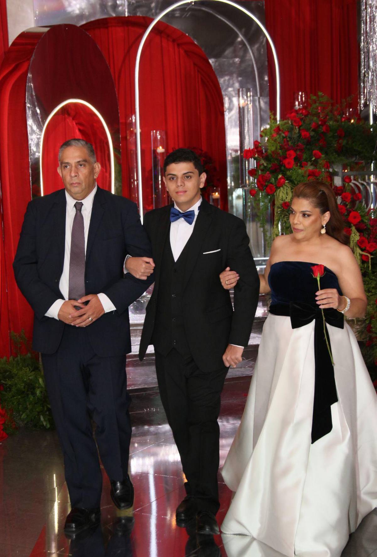 Padres y seniors desfilan juntos en la prom night de Nashville School