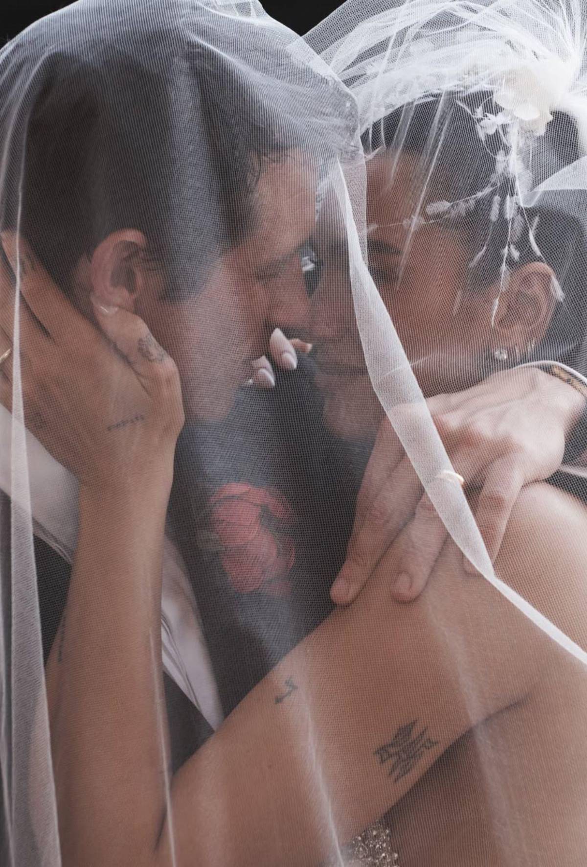 Románticas y delicadas: Dua Lipa revela las fotos oficiales de su boda con Callum Turner