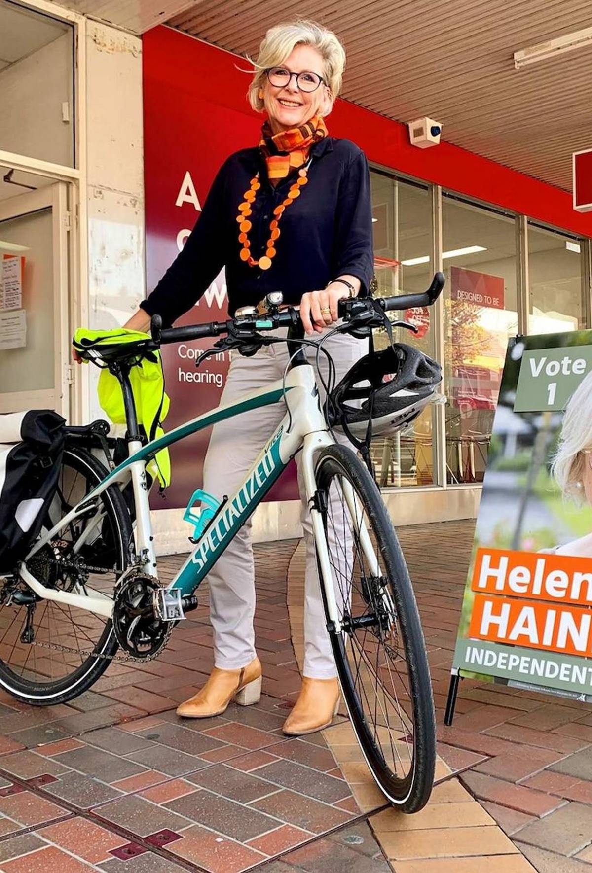 ¿Quién es Helen Haines, la diputada australiana que perdió una pierna en un atropello?