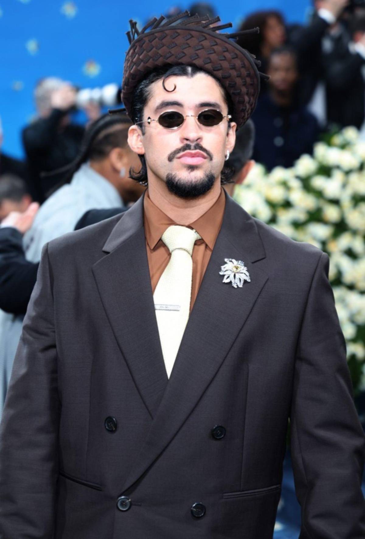 Así lució Bad Bunny en la Met Gala 2025: su sombrero y guantes se robaron el show