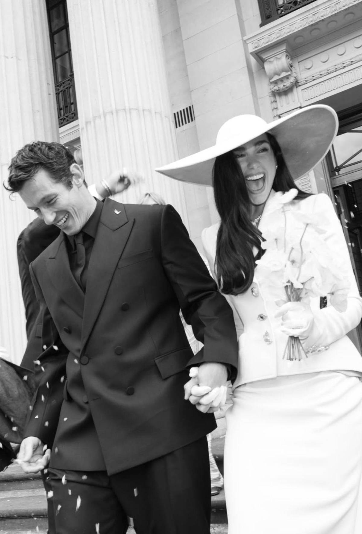 Románticas y delicadas: Dua Lipa revela las fotos oficiales de su boda con Callum Turner