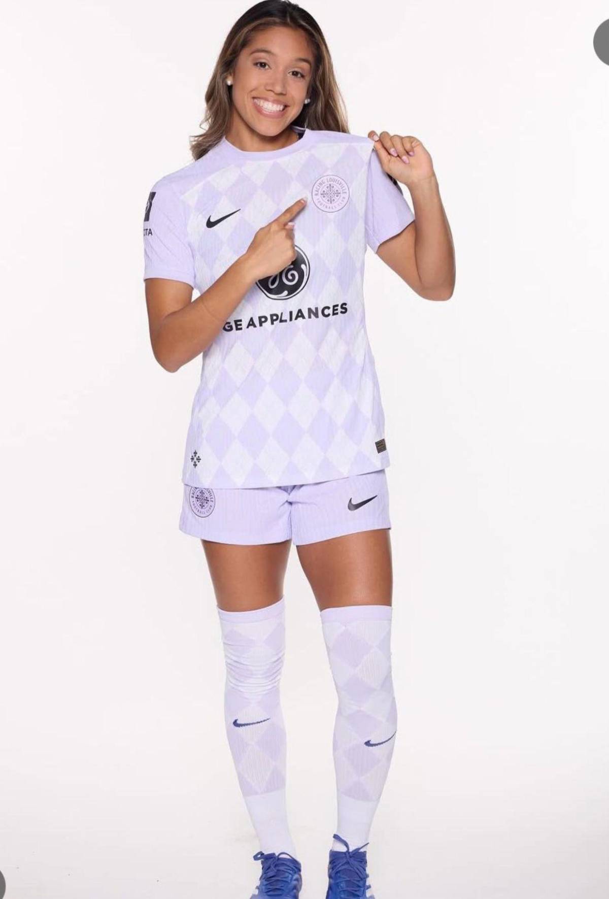 Tiene tres nacionalidades, jugó con Honduras y ahora brilla con Colombia