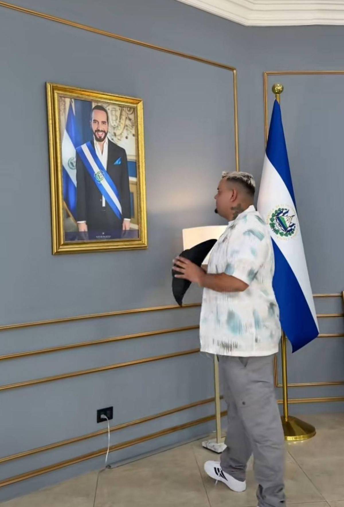 Tiktoker hondureño, expulsado de reality tras intentar atacar a otro con un cuchillo