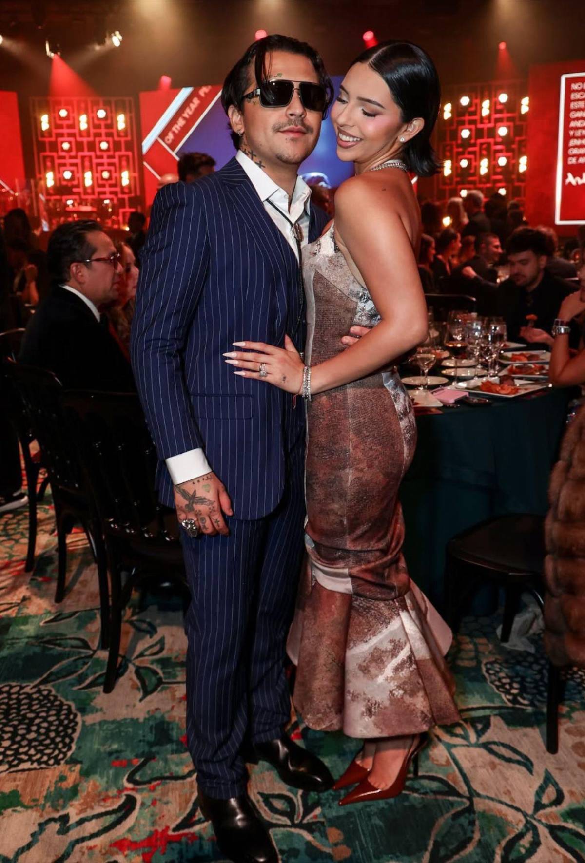 Ángela Aguilar y Christian Nodal posan enamorados en los Latin Grammy
