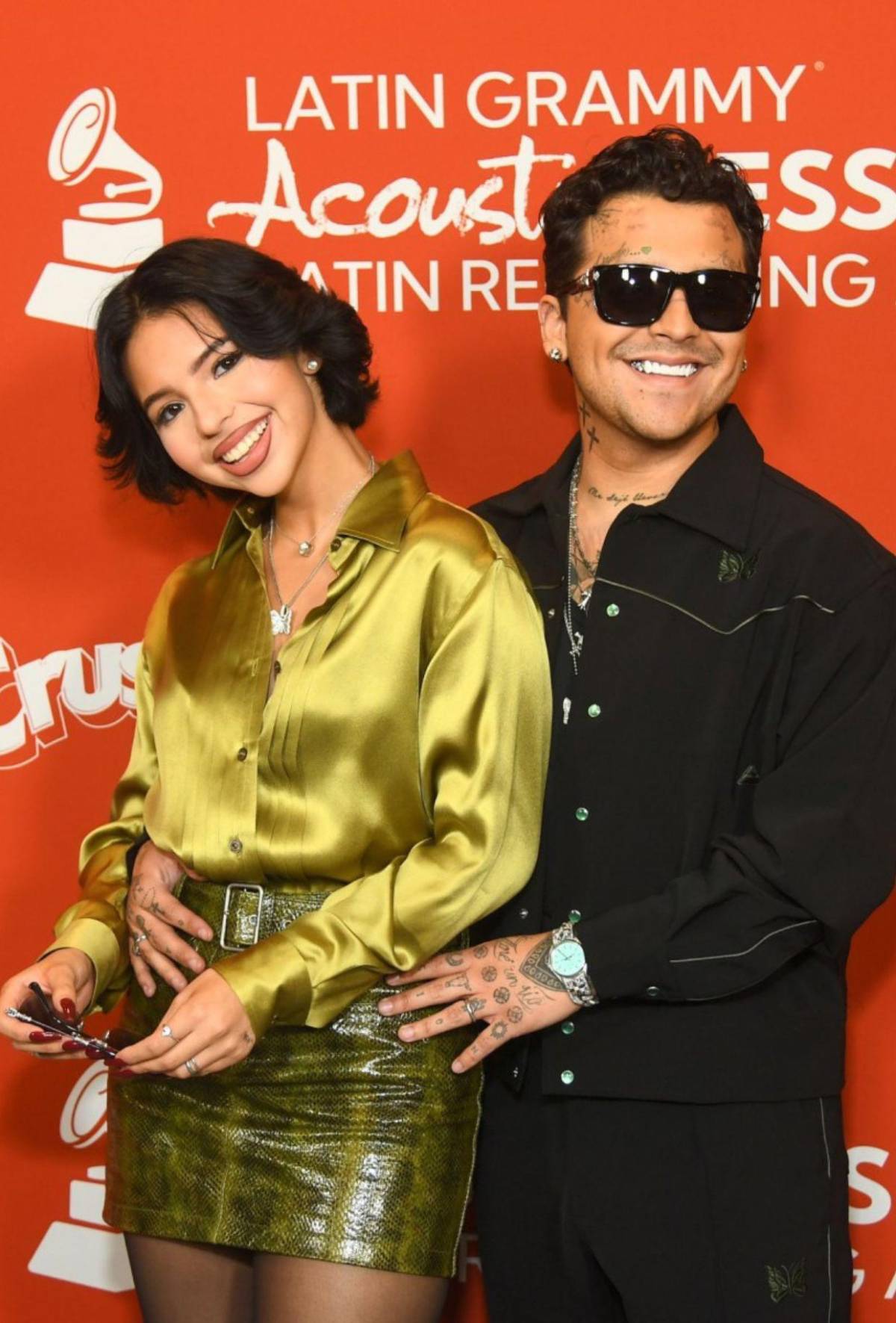 Ángela Aguilar y Christian Nodal posan enamorados en los Latin Grammy