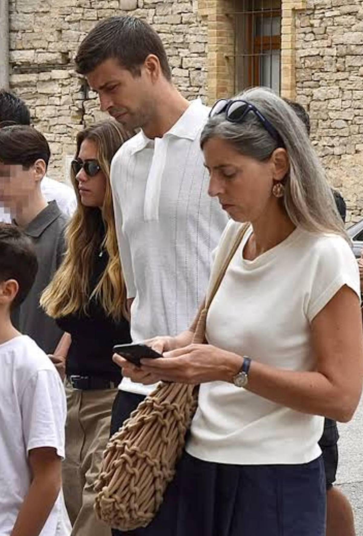 Piqué y Clara Chía sorprenden: El exjugador la pasa mal y se revela lo que hizo su pareja