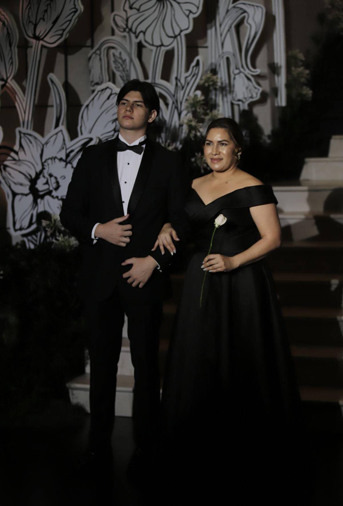 Del brazo de sus madres y padres: elegante desfile de los seniors de Del Campo School