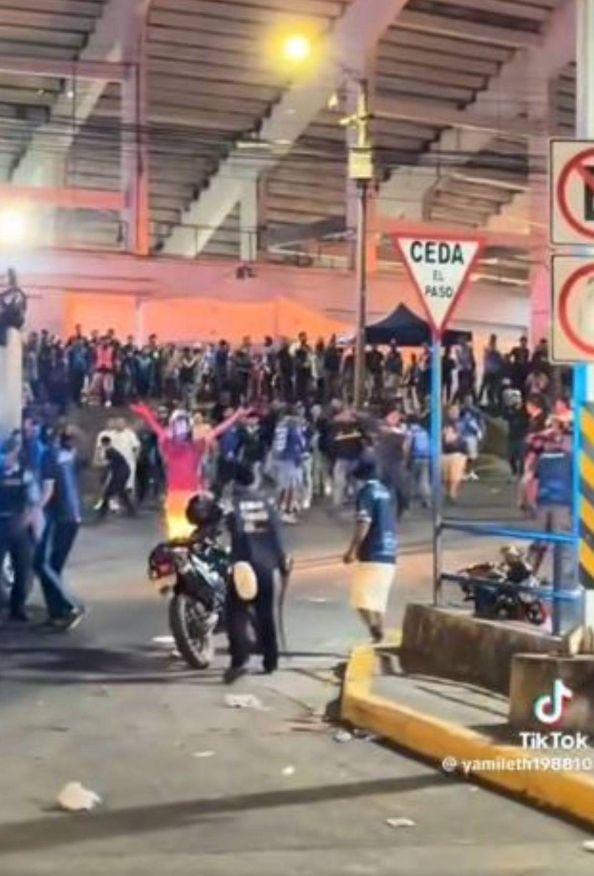 Revelan imágenes de violencia fuera del Estadio Nacional donde murió barrista de Motagua